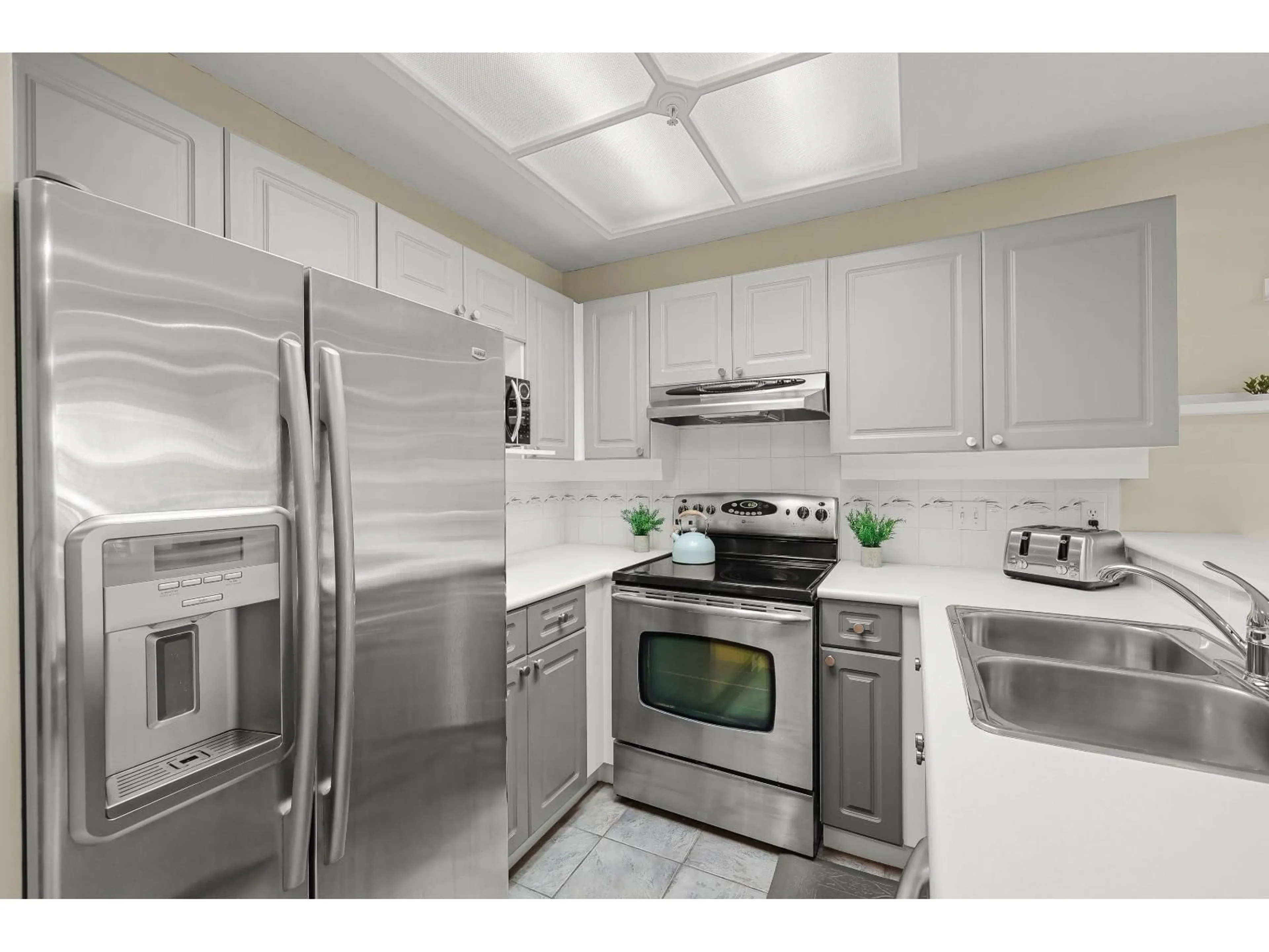 Standard kitchen, unknown for 210 - 22025 48, Langley British Columbia V3A8L2