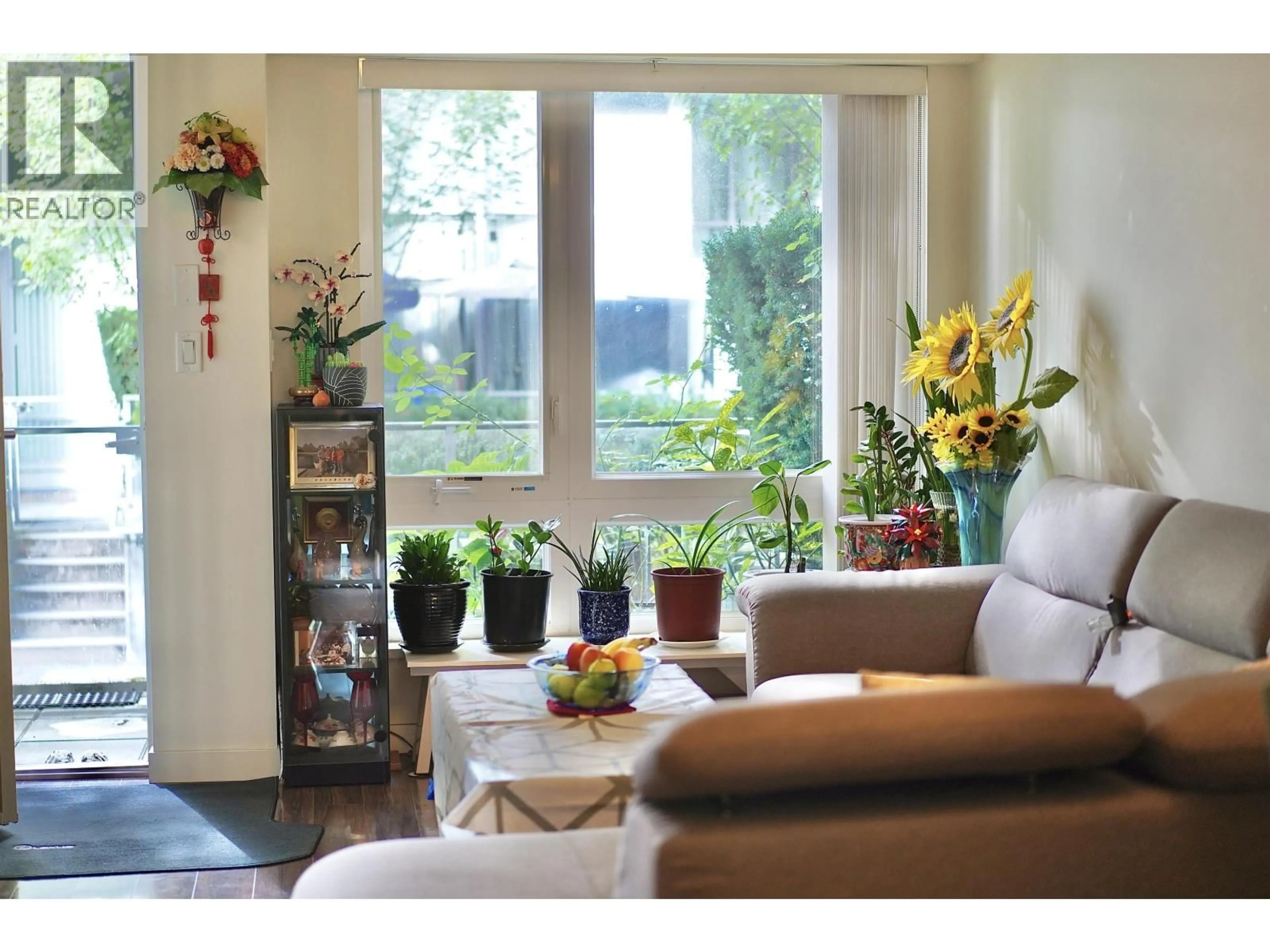 Living room with furniture, wood/laminate floor for 4886 ELDORADO MEWS, Vancouver British Columbia V5R0B1