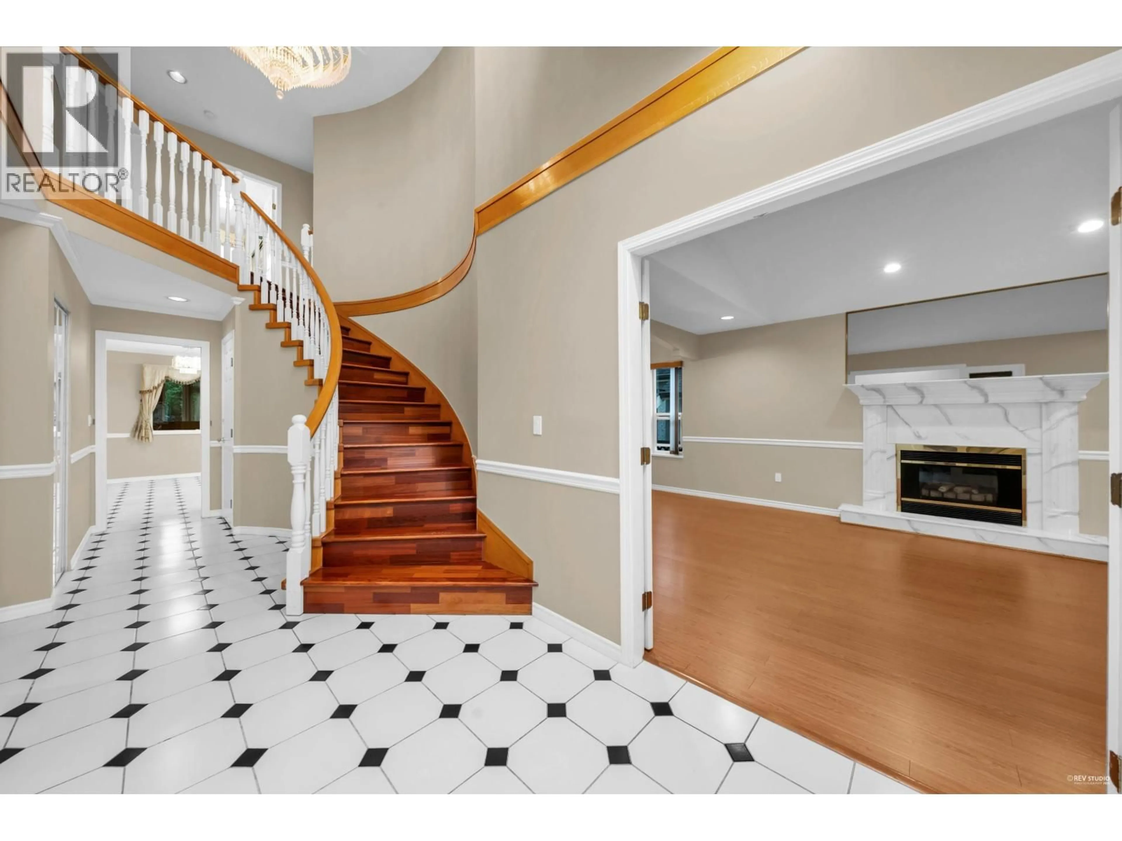 Indoor foyer for 7866 14TH AVENUE, Burnaby British Columbia V3N2B2