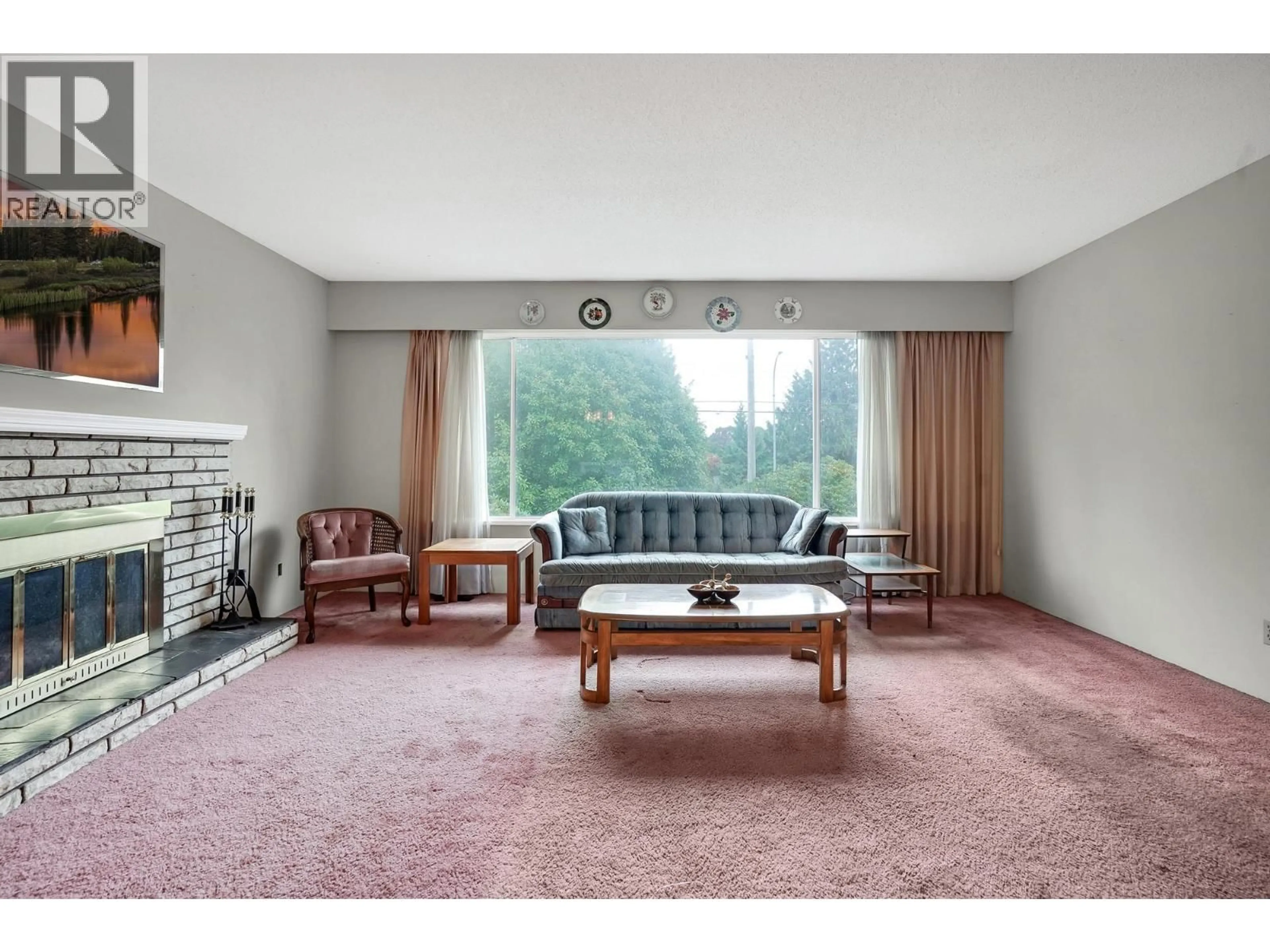 Living room with furniture, carpet floor for 745 56 STREET, Tsawwassen British Columbia V4L1Z7