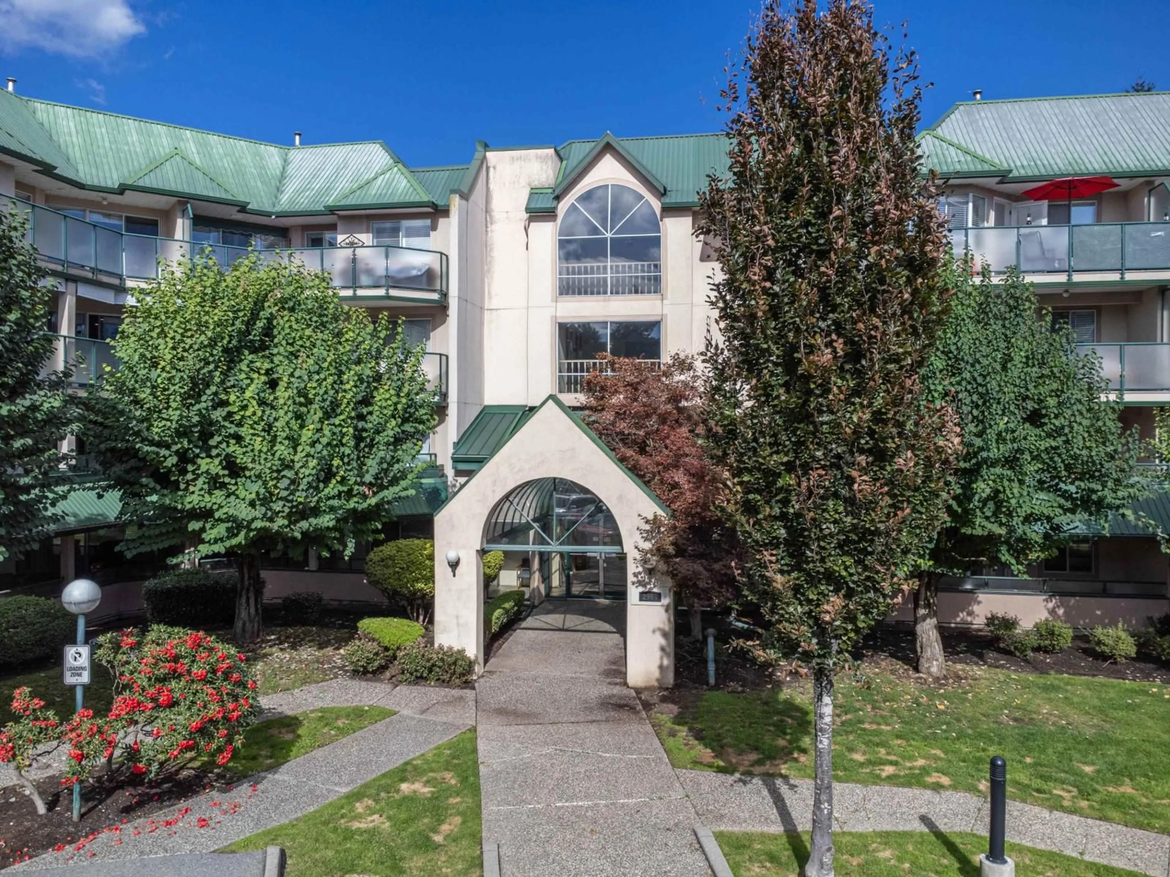 A pic from outside/outdoor area/front of a property/back of a property/a pic from drone, mountain view for 402 - 2964 TRETHEWEY, Abbotsford British Columbia V2T6P4