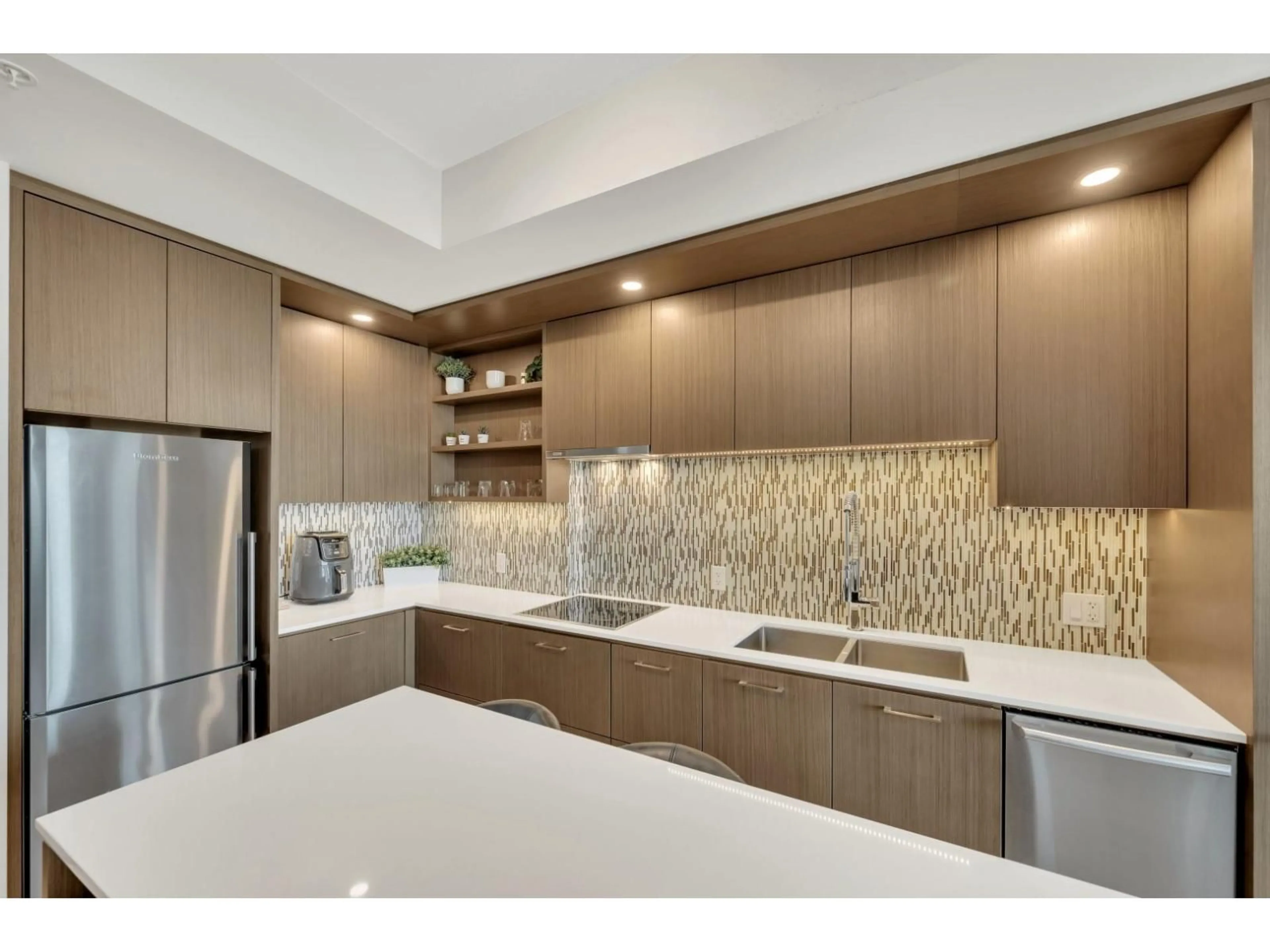 Contemporary kitchen, ceramic/tile floor for 3903 - 13495 CENTRAL, Surrey British Columbia V3T0K2