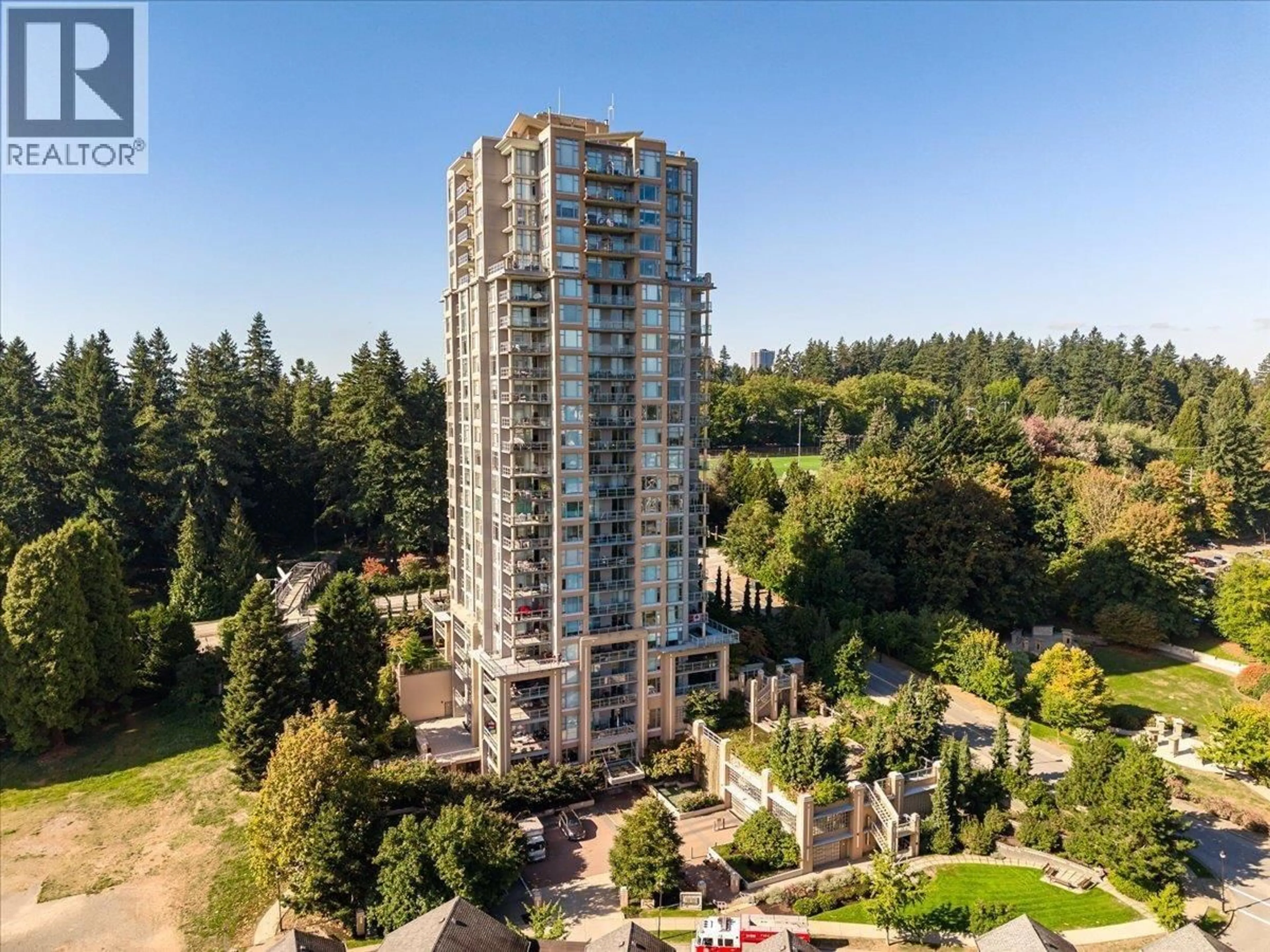 A pic from outside/outdoor area/front of a property/back of a property/a pic from drone, city buildings view from balcony for 402 - 280 ROSS DRIVE, New Westminster British Columbia V3L0C2