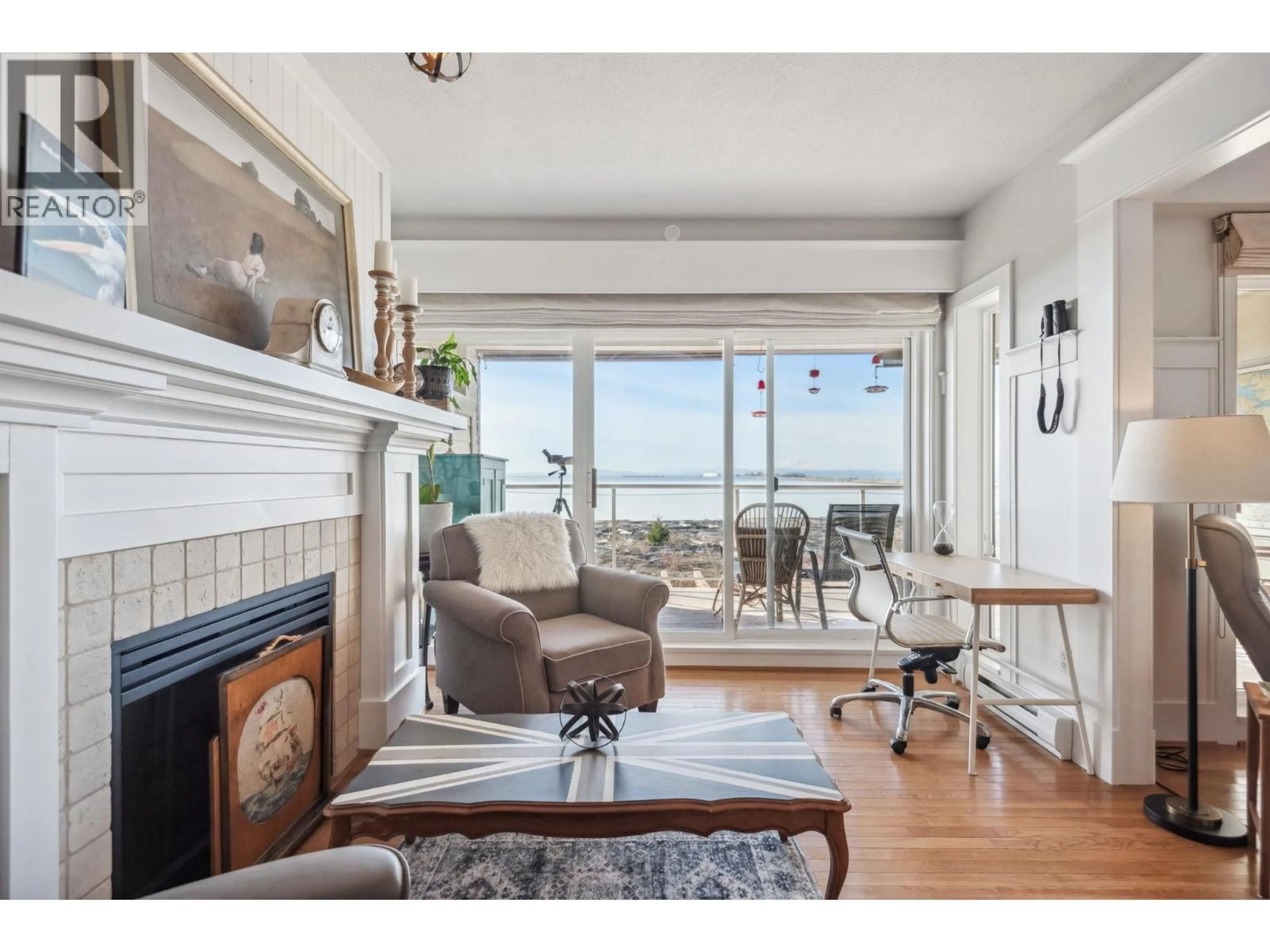 Living room with furniture, wood/laminate floor for 210 - 1120 TSATSU SHORES DRIVE, Tsawwassen British Columbia V4M4G3