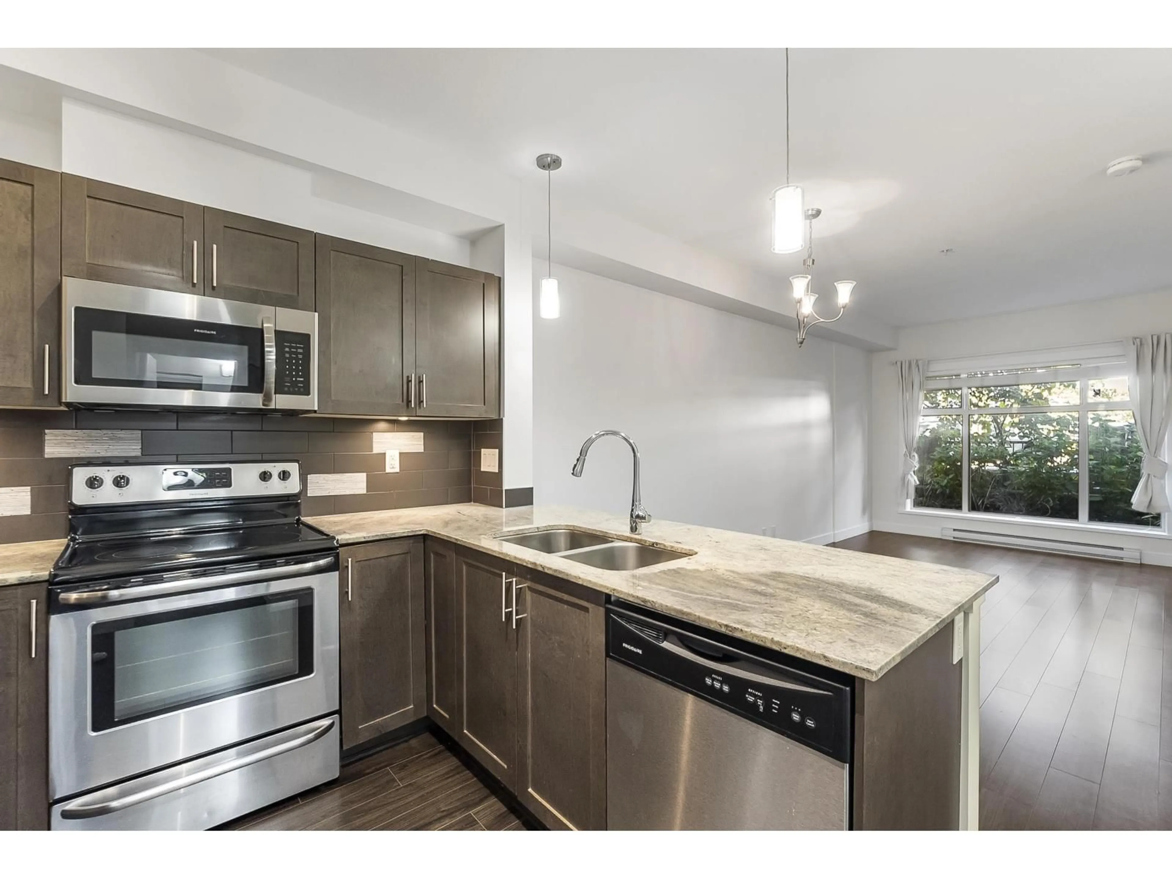 Open concept kitchen, unknown for L115 - 13468 KING GEORGE, Surrey British Columbia V3T0H5