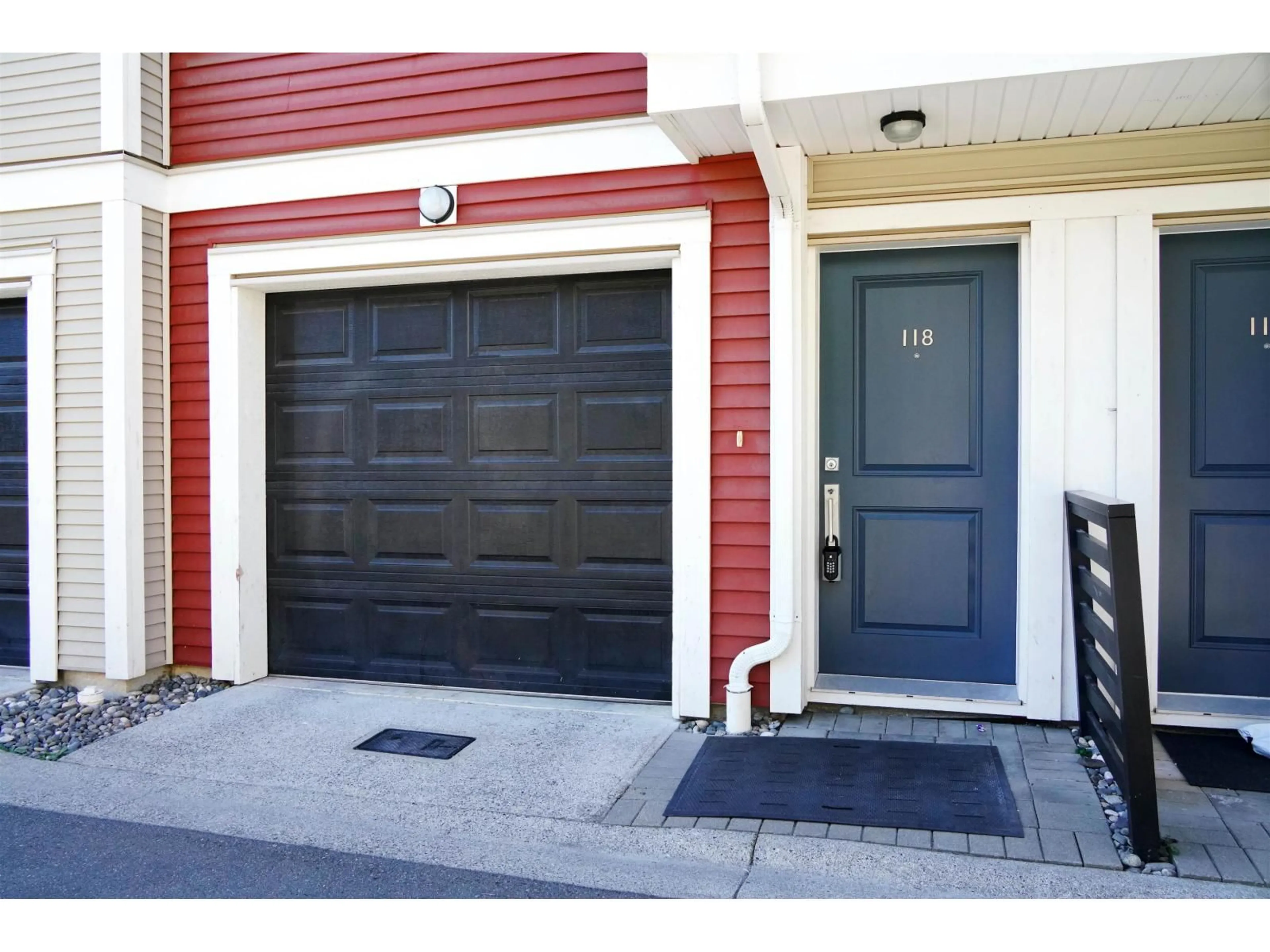 Indoor garage for 118 - 32633 SIMON, Abbotsford British Columbia V2T0G9