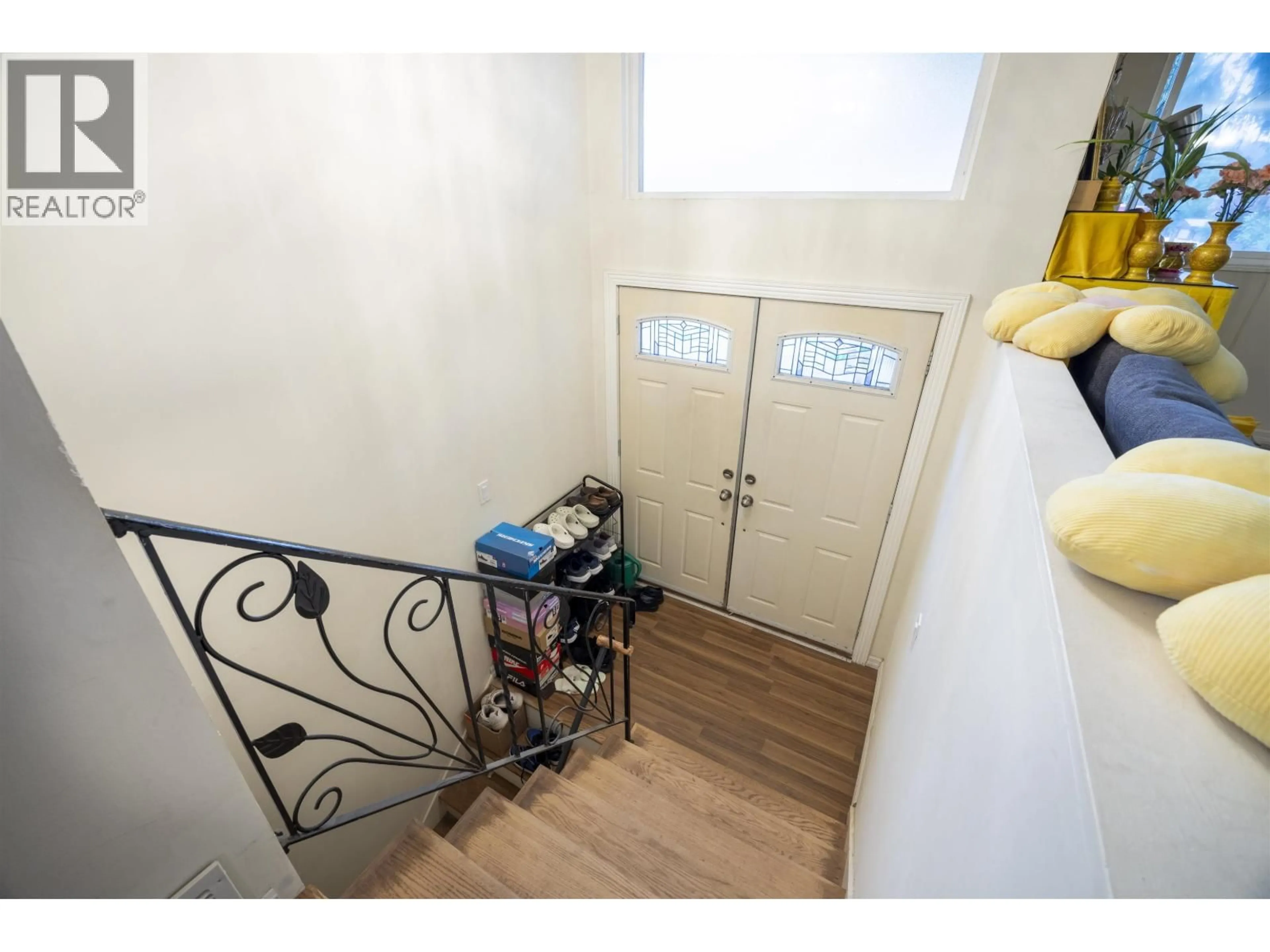 Indoor entryway for 675 DUNCAN AVENUE, Burnaby British Columbia V5B4M1