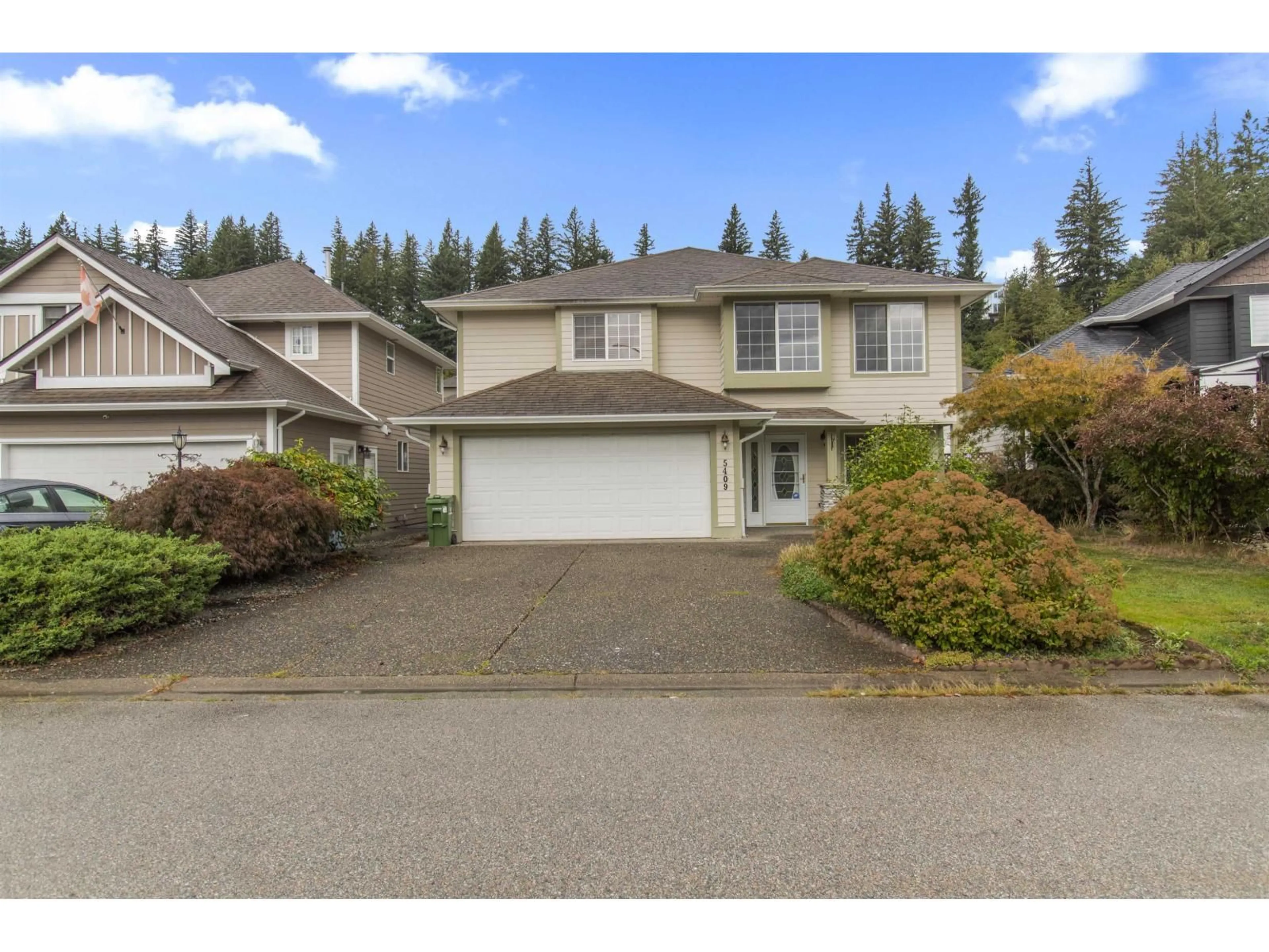 A pic from outside/outdoor area/front of a property/back of a property/a pic from drone, street for 5409 WESTWOOD DRIVE, Chilliwack British Columbia V2R5R5