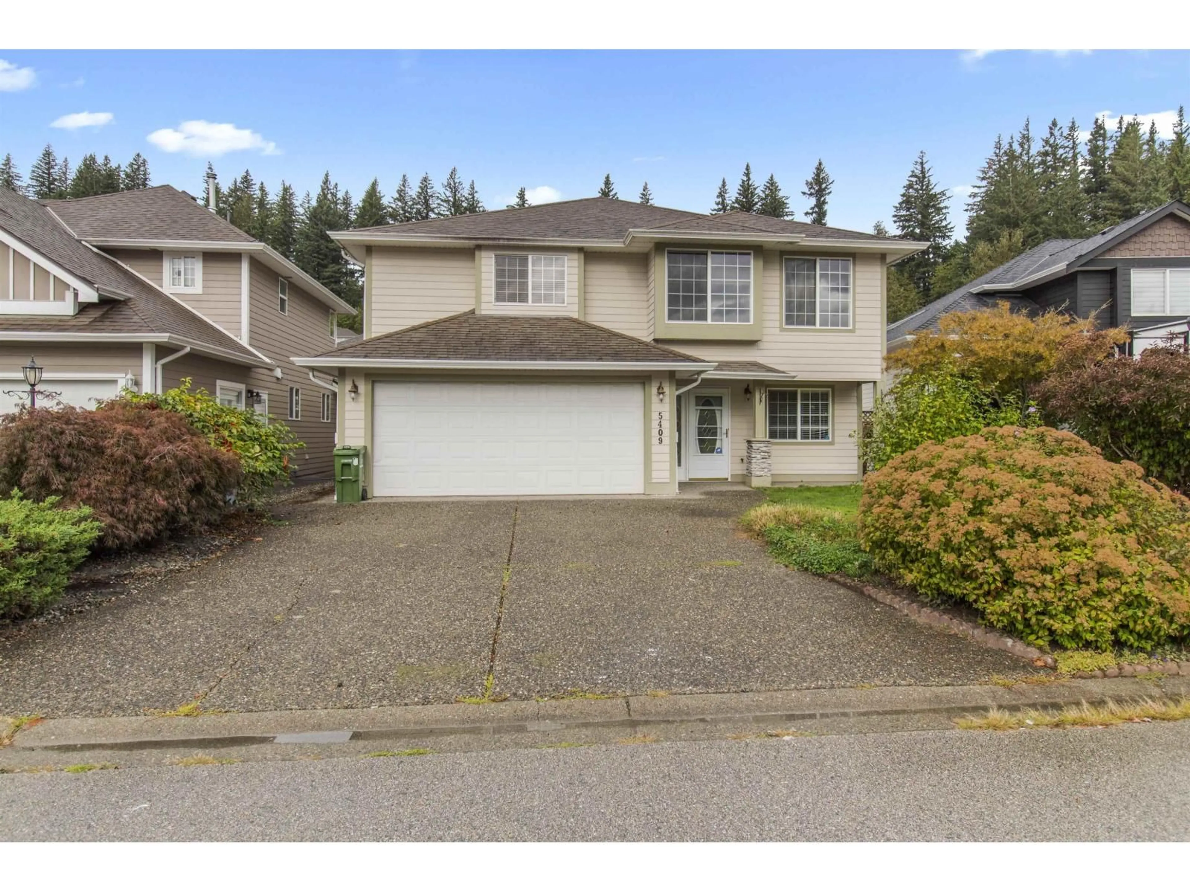 Home with vinyl exterior material, street for 5409 WESTWOOD DRIVE, Chilliwack British Columbia V2R5R5