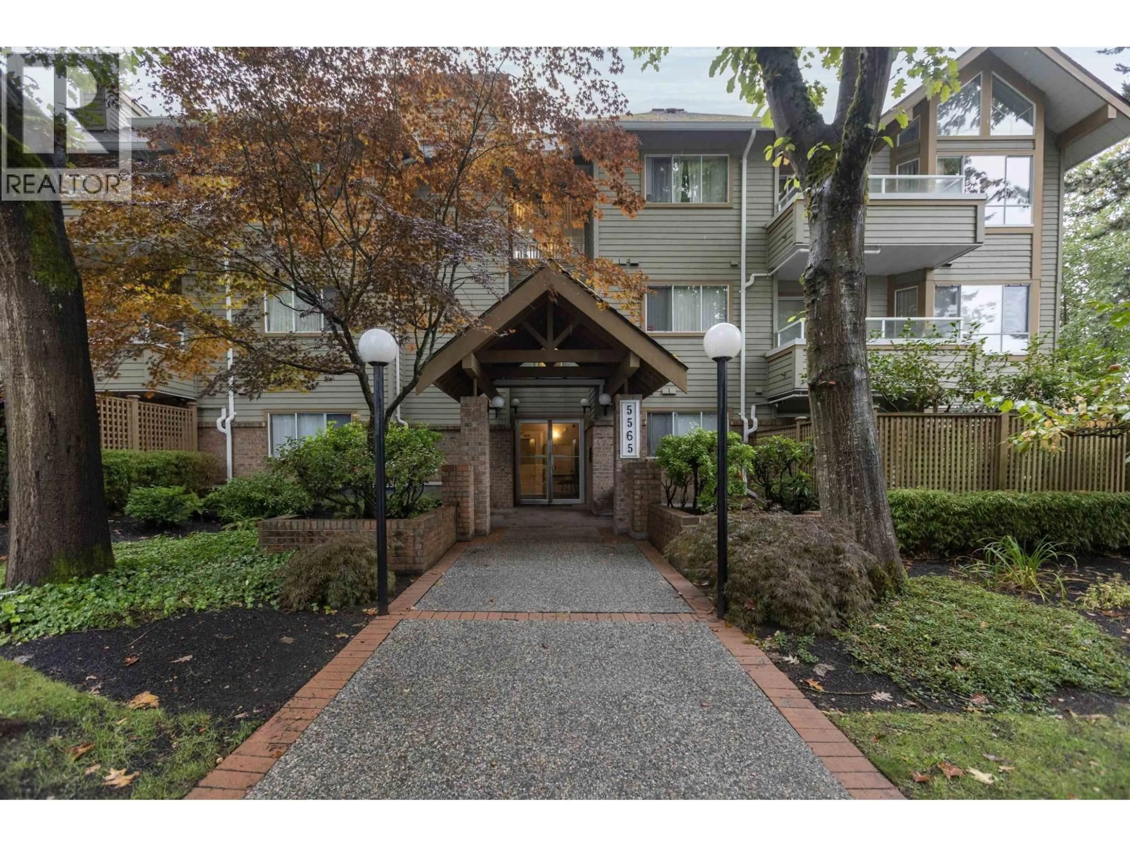 Indoor foyer for 205 - 5565 INMAN AVENUE, Burnaby British Columbia V5H2M2
