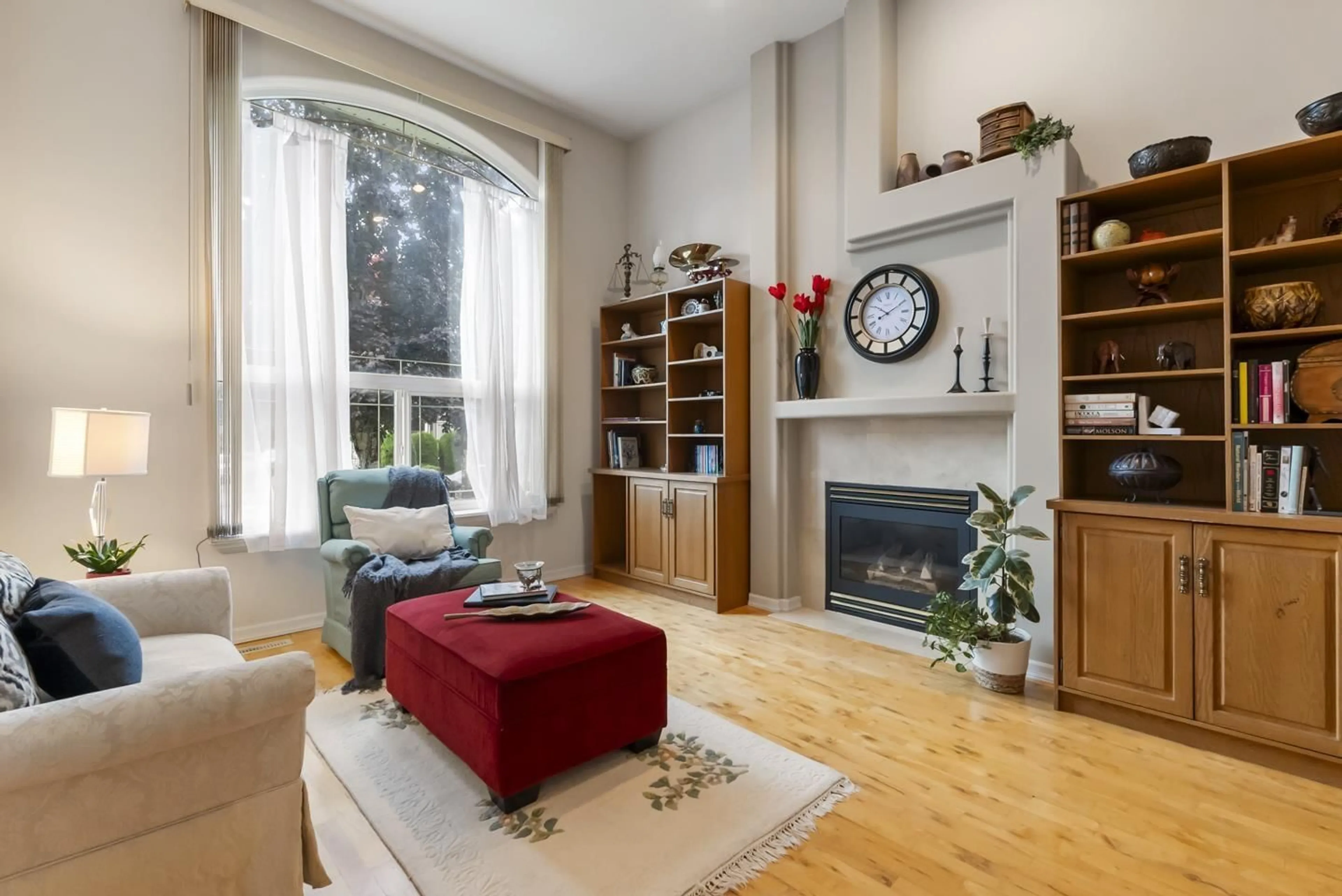 Living room with furniture, wood/laminate floor for 15651 83A, Surrey British Columbia V4N0S4