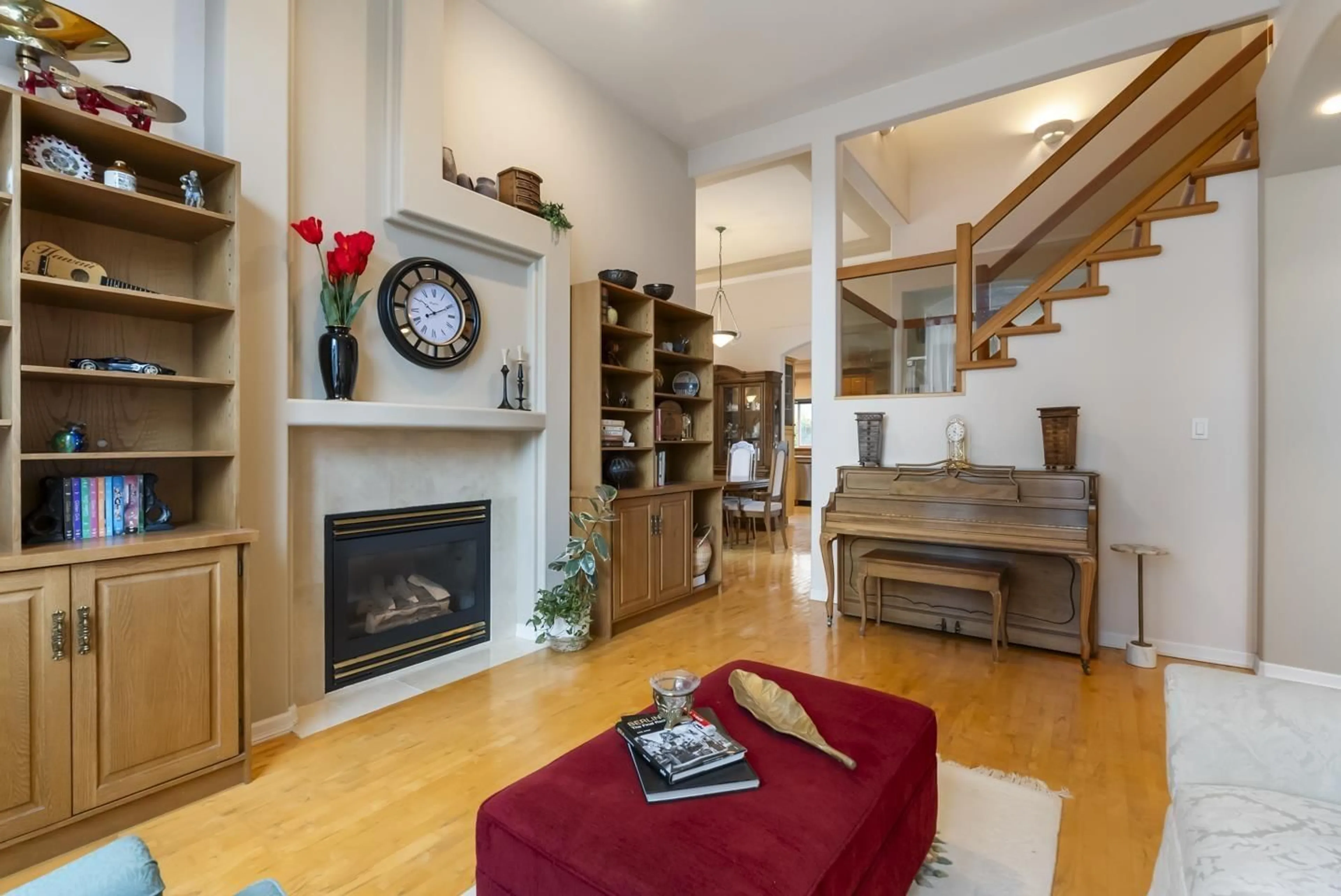 Living room with furniture, wood/laminate floor for 15651 83A, Surrey British Columbia V4N0S4