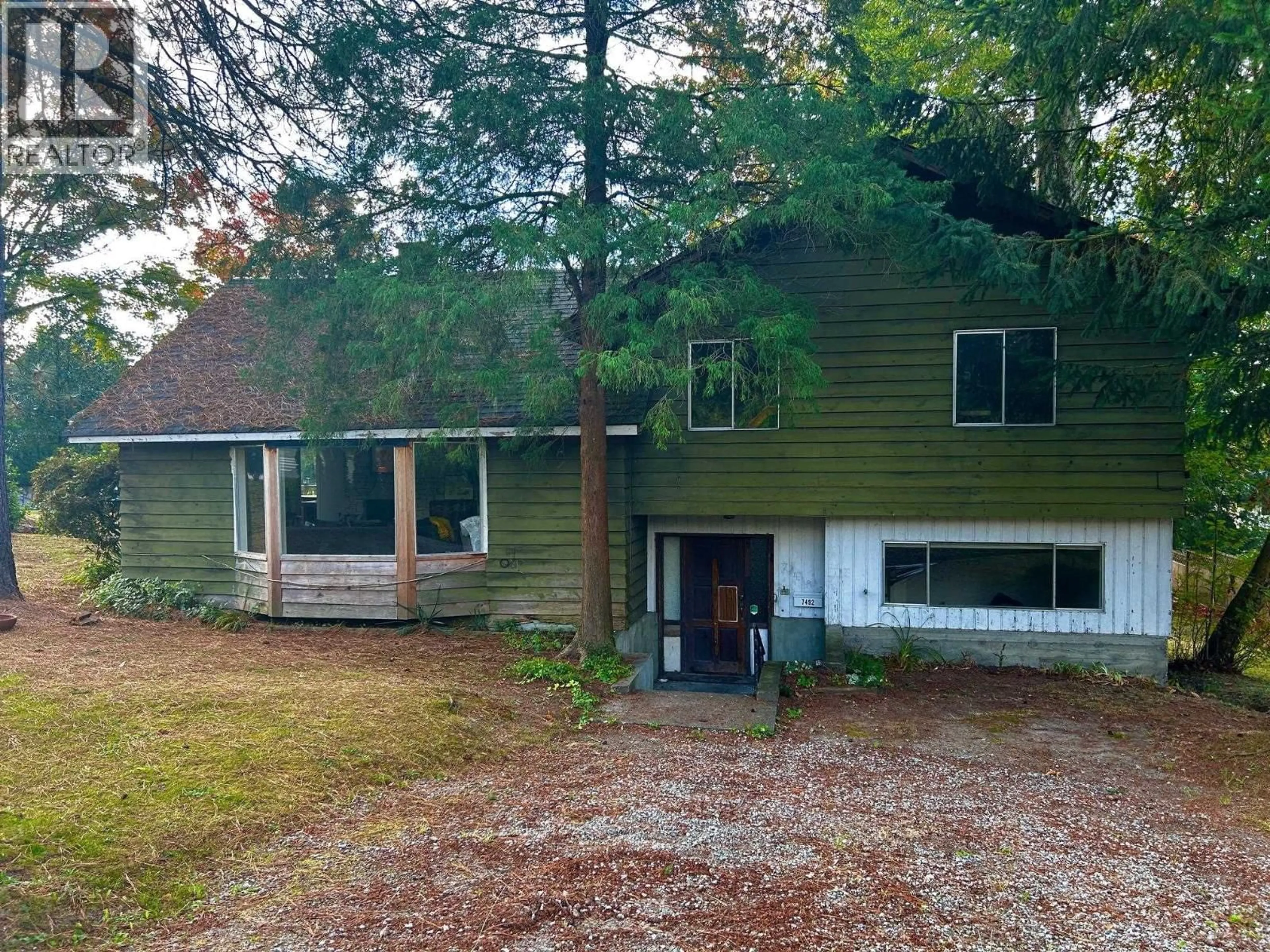 A pic from outside/outdoor area/front of a property/back of a property/a pic from drone, unknown for 7492 BROADWAY, Burnaby British Columbia V5A1S4