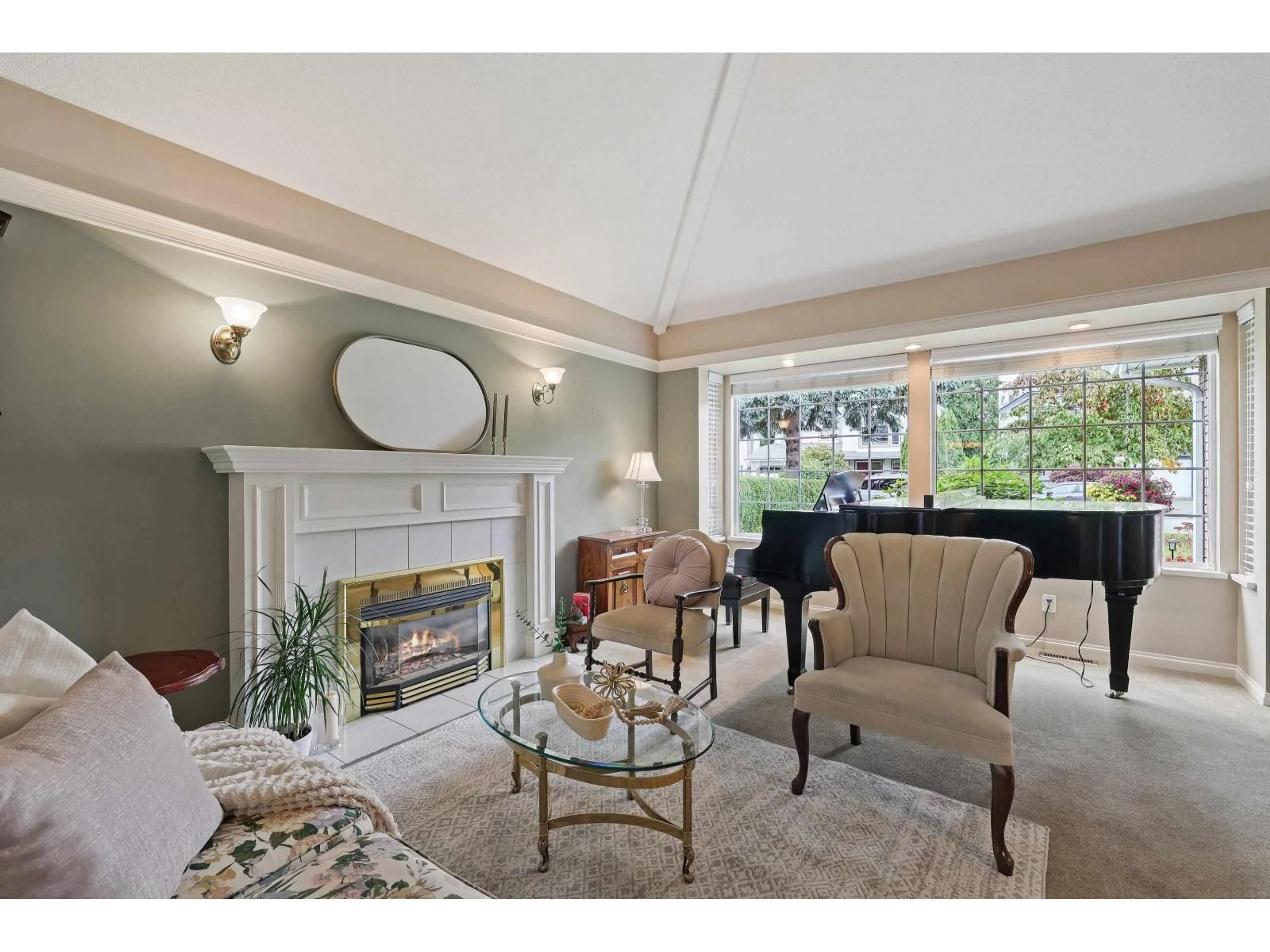 Living room with furniture, unknown for 9310 153, Surrey British Columbia V3R0E6