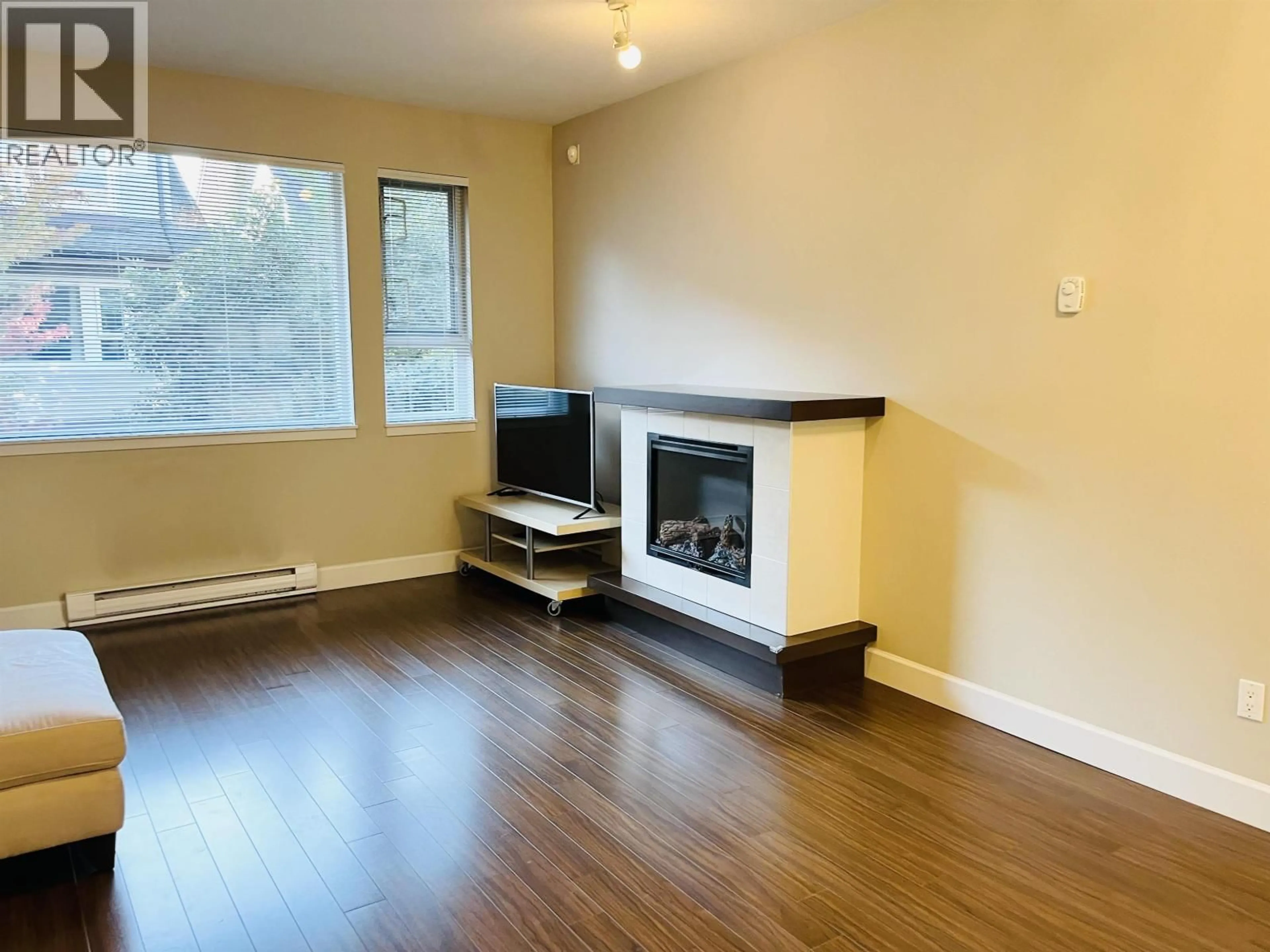 Living room with furniture, wood/laminate floor for 25 - 9551 FERNDALE ROAD, Richmond British Columbia V6Y1X4