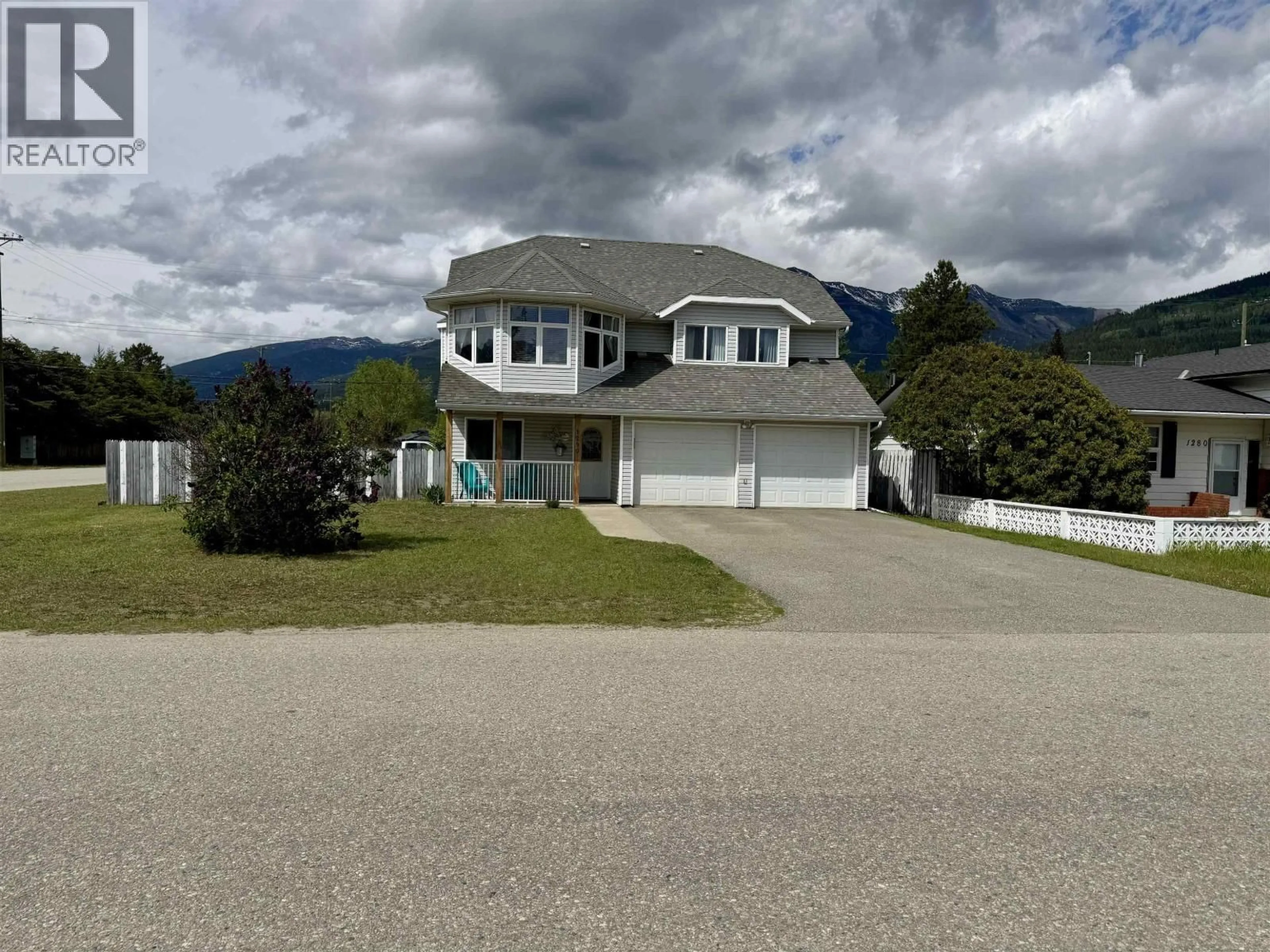 A pic from outside/outdoor area/front of a property/back of a property/a pic from drone, mountain view for 1290 8TH AVENUE, Valemount British Columbia V0E2Z0