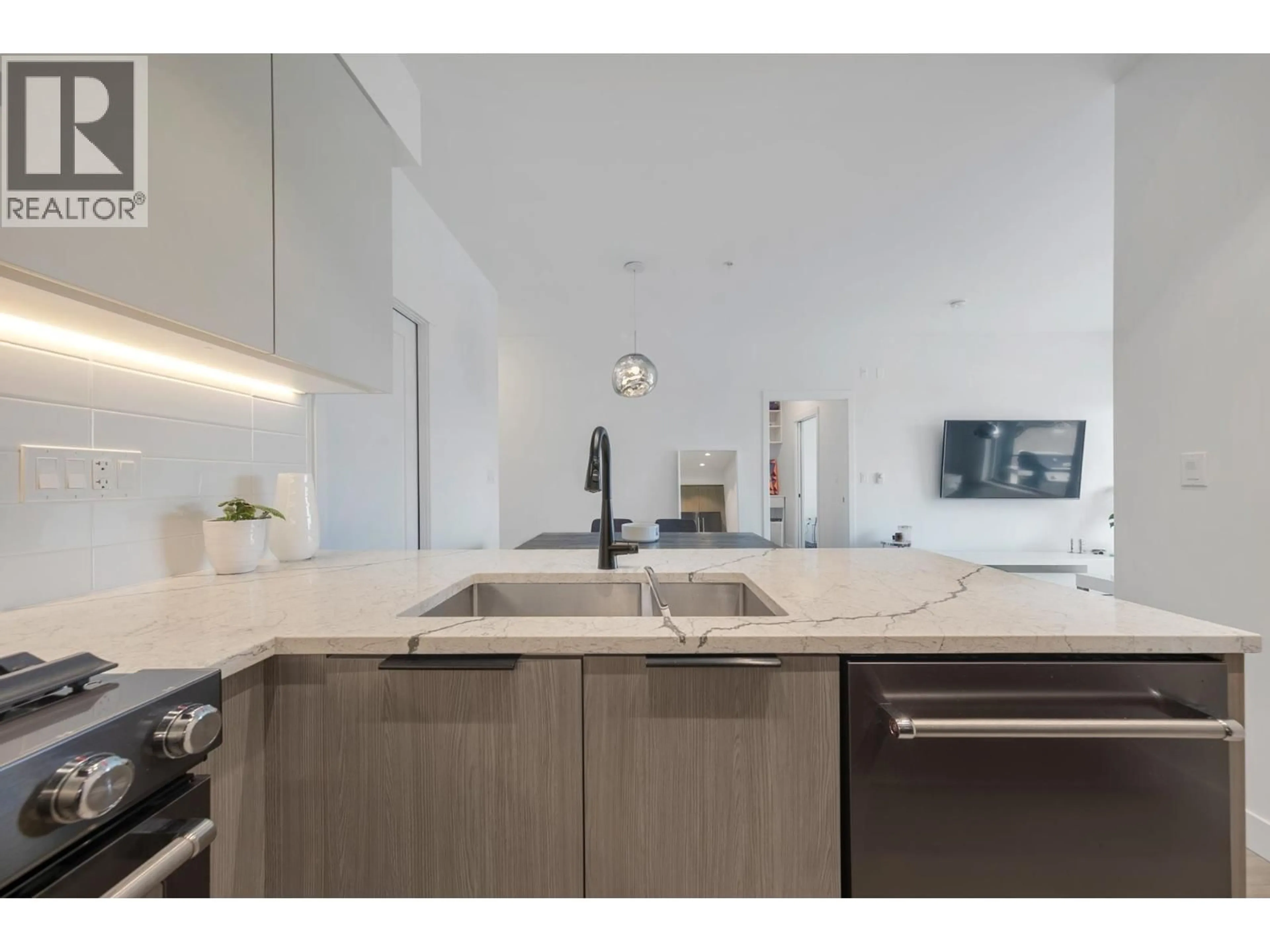 Unknown for 404 - 2408 GRANT STREET, Vancouver British Columbia V5K3G4