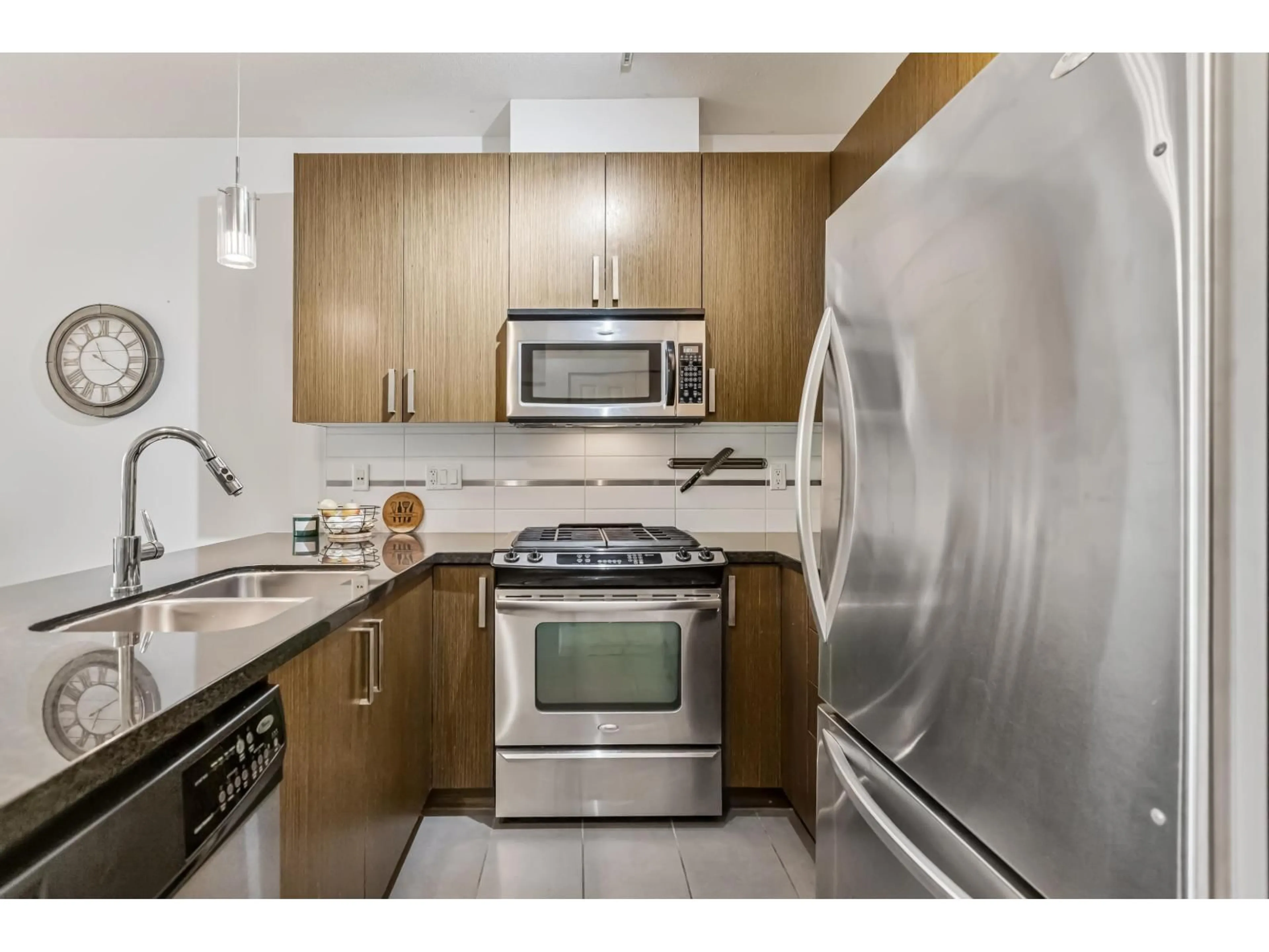Standard kitchen, unknown for 329 - 15988 26, Surrey British Columbia V3Z5K3