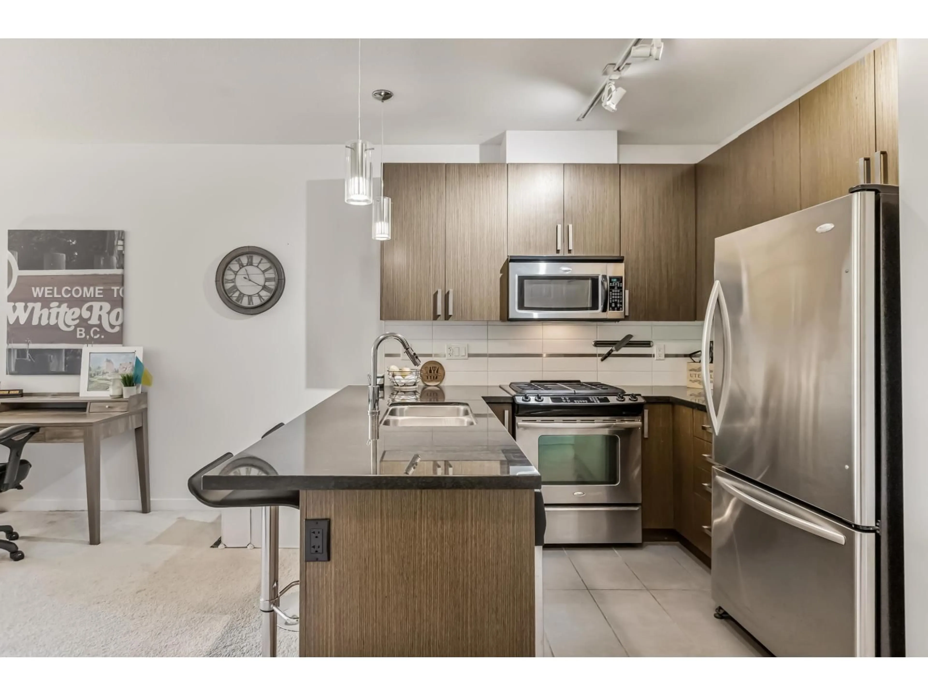 Standard kitchen, unknown for 329 - 15988 26, Surrey British Columbia V3Z5K3