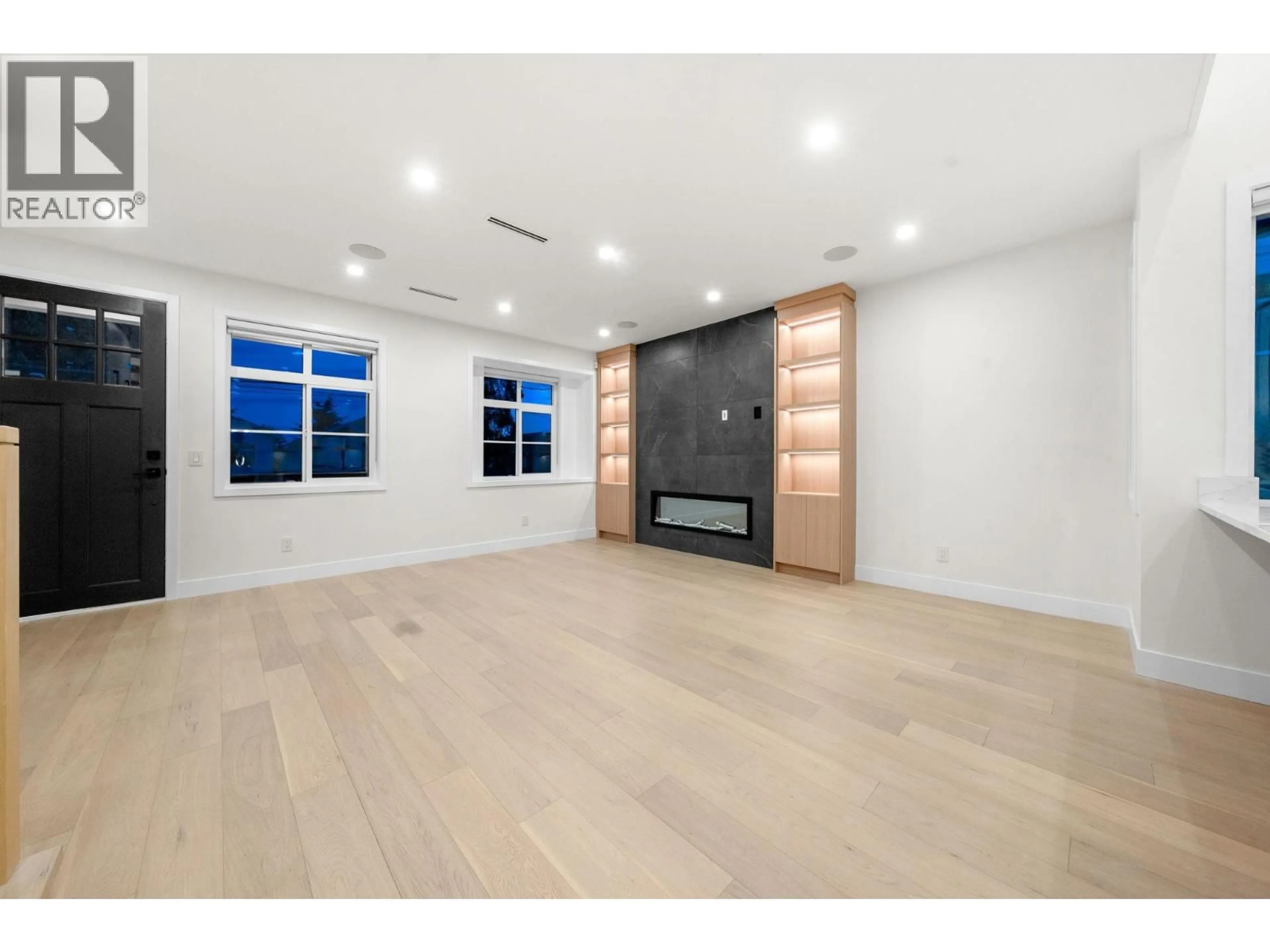 Unknown for 7586 2ND STREET, Burnaby British Columbia V3N3R6