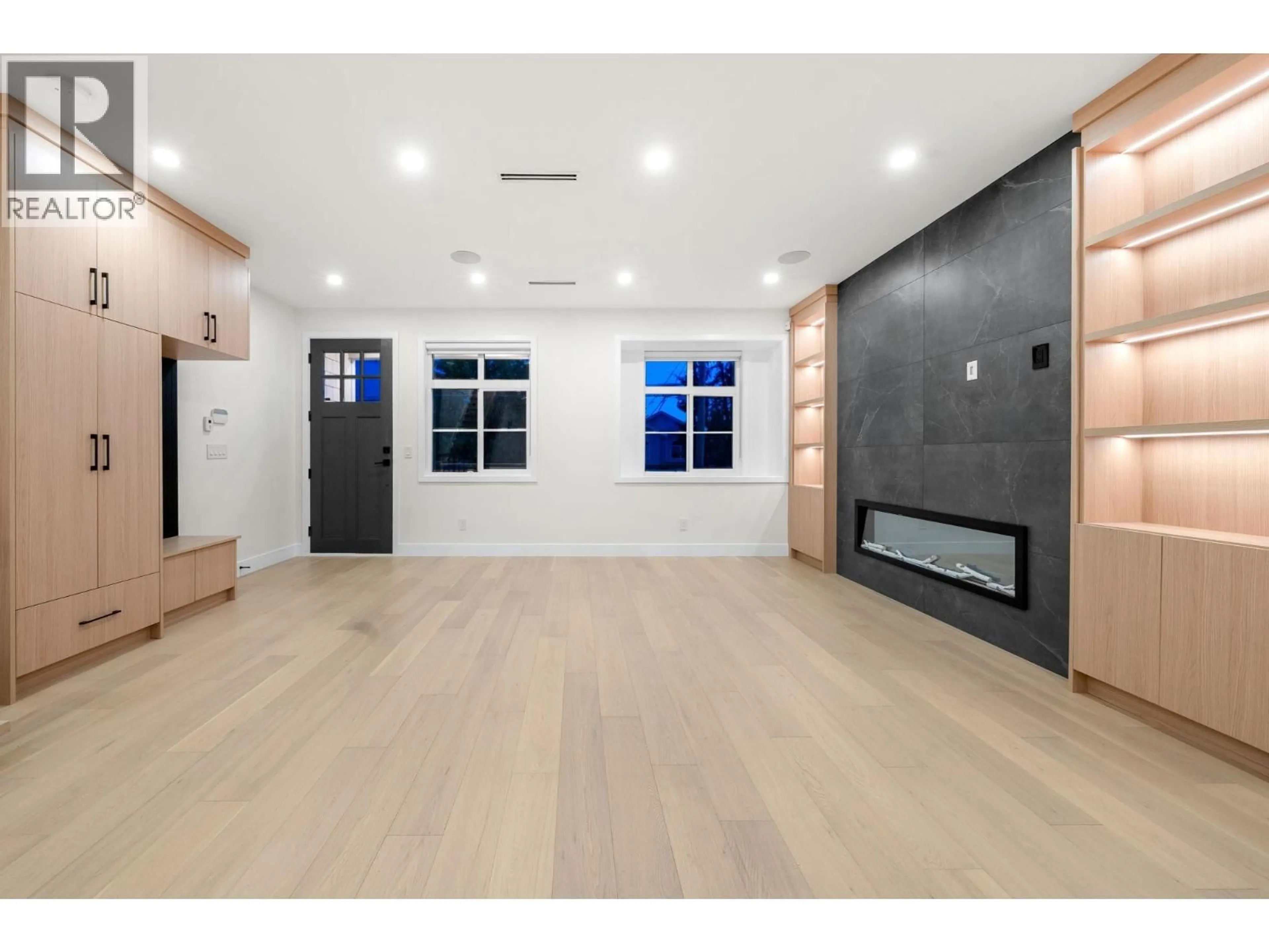 Indoor entryway for 7586 2ND STREET, Burnaby British Columbia V3N3R6