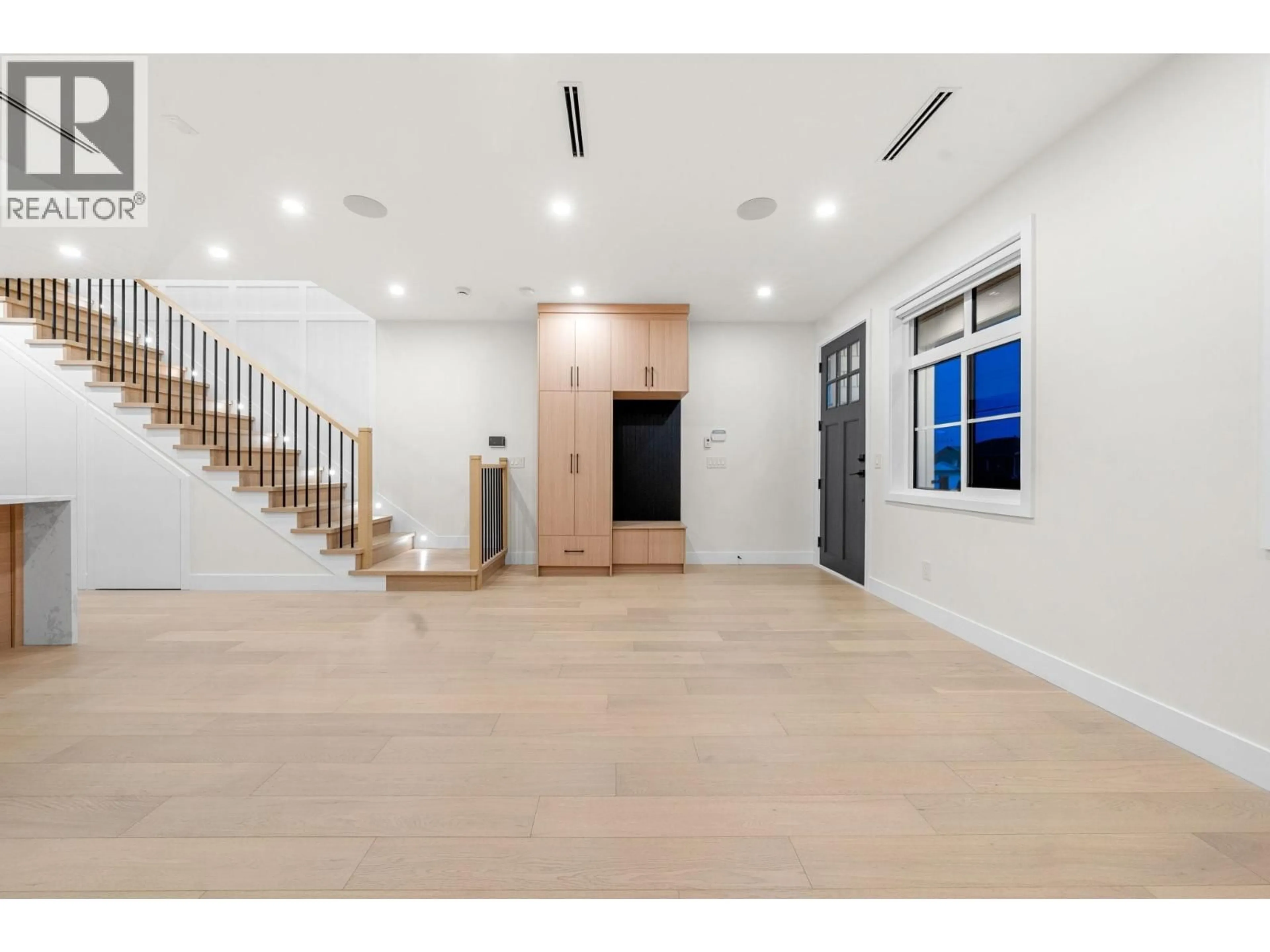 Indoor foyer for 7586 2ND STREET, Burnaby British Columbia V3N3R6