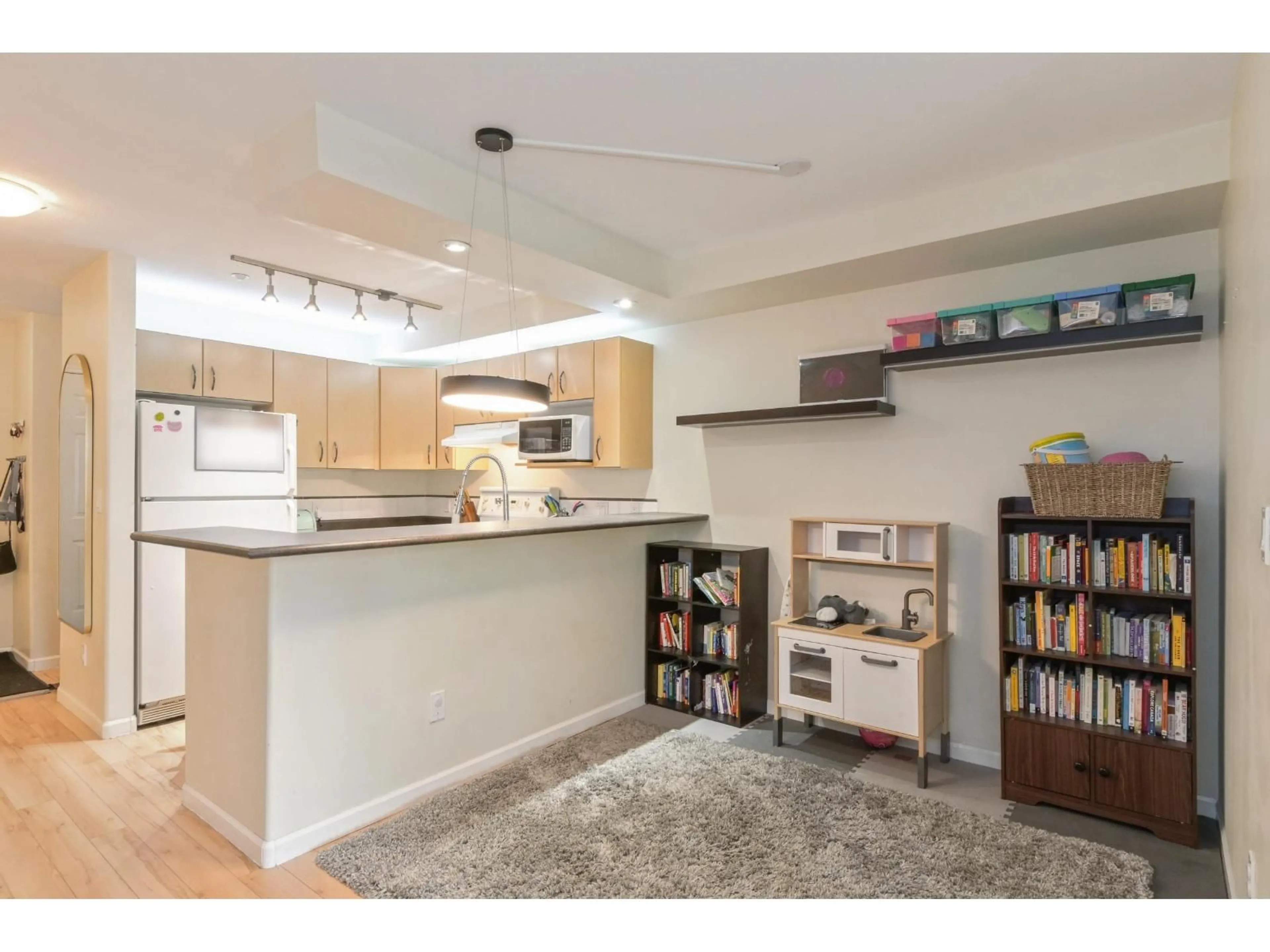 Open concept kitchen, wood/laminate floor for 204 - 20200 56, Langley British Columbia V3A8S1