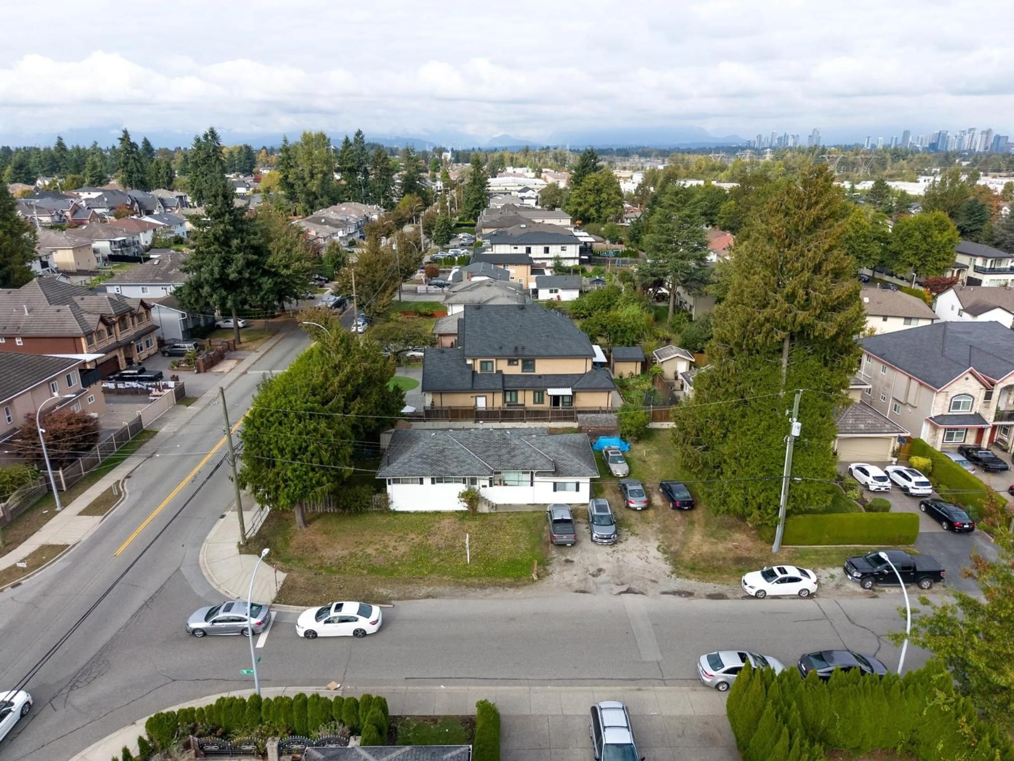 A pic from outside/outdoor area/front of a property/back of a property/a pic from drone, street for 12411 78, Surrey British Columbia V3W2X5