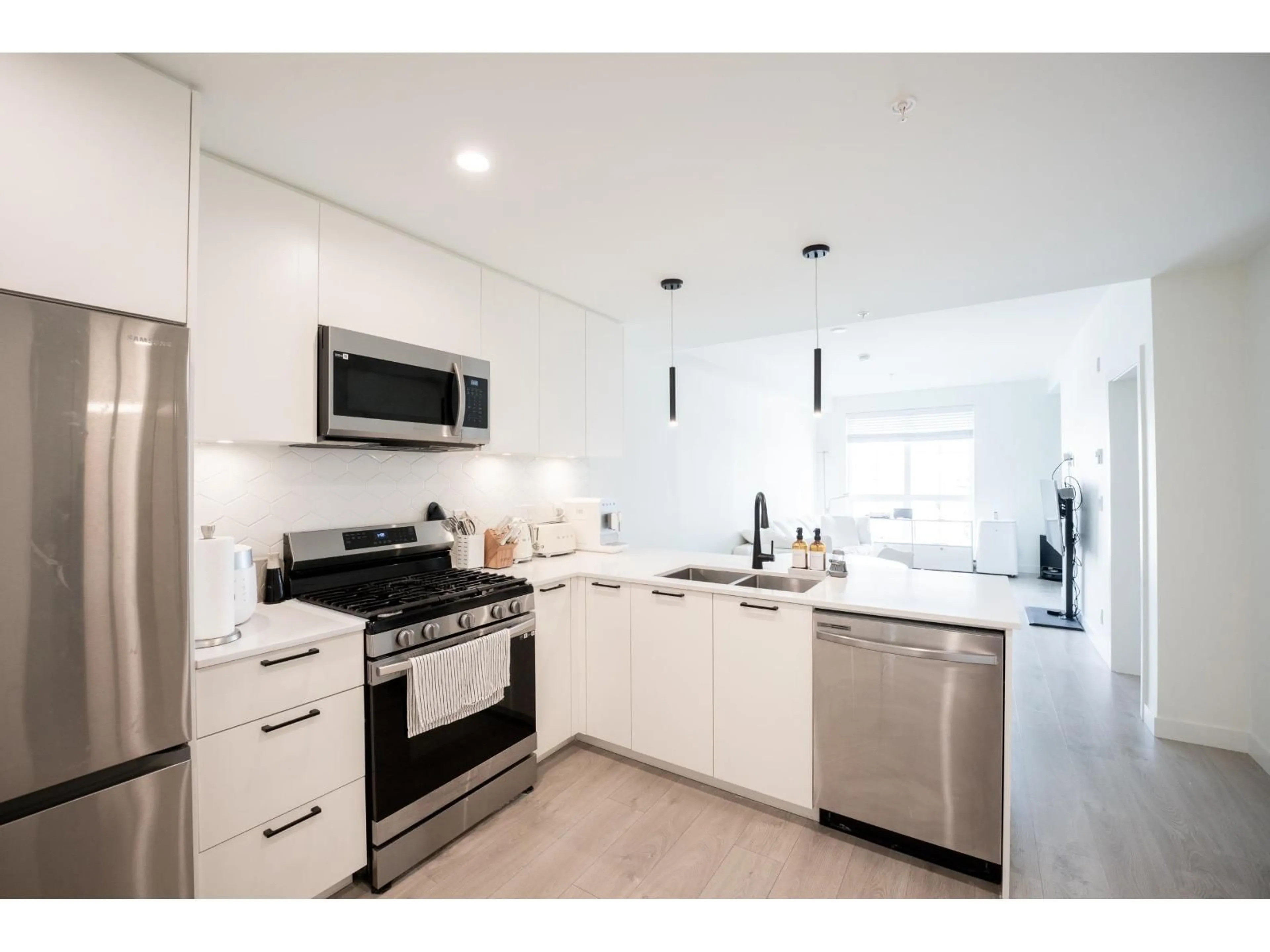 Open concept kitchen, ceramic/tile floor for 302 - 8380 200A, Langley British Columbia V2Y3S5