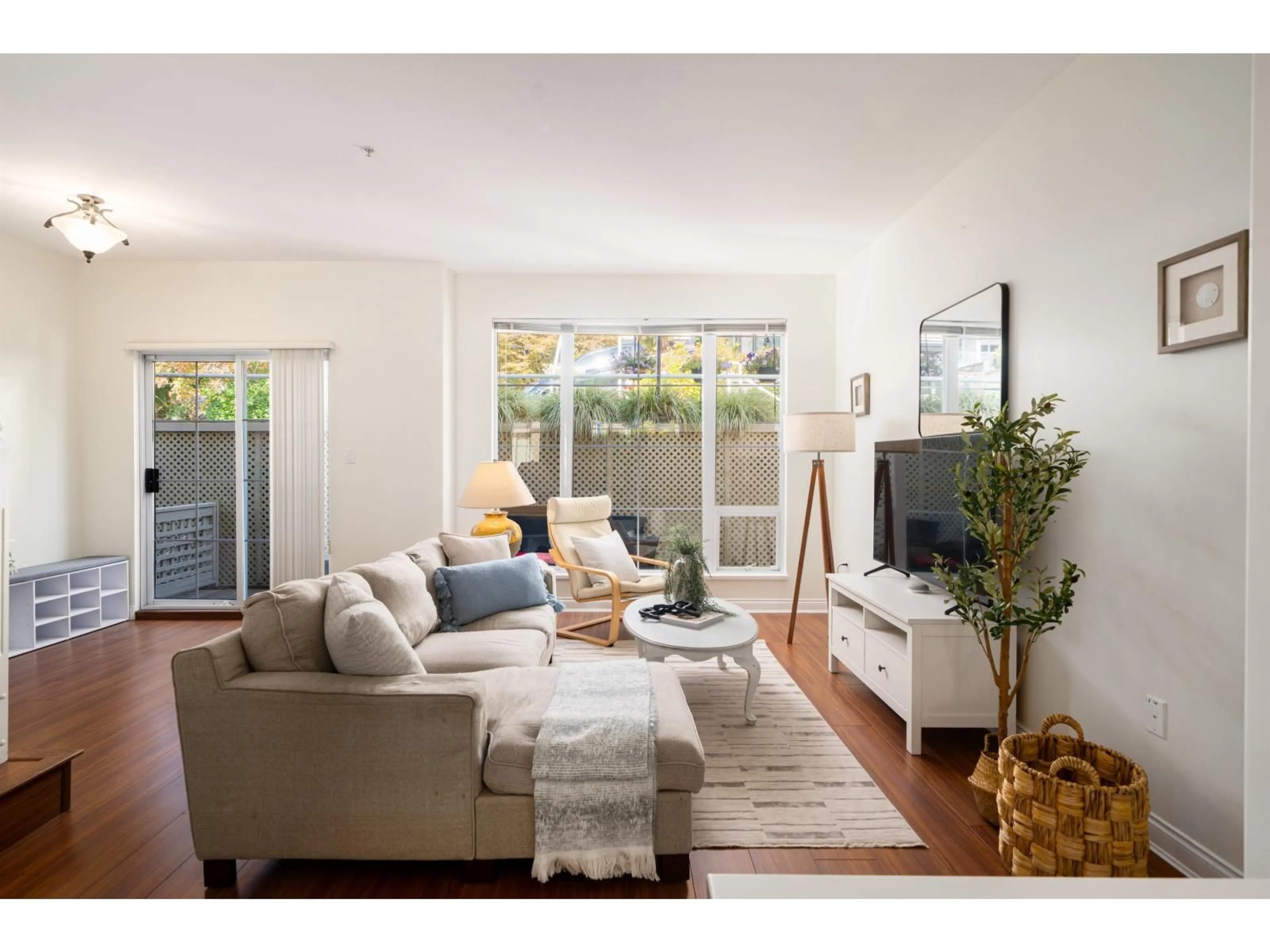 Living room with furniture, unknown for 1159 VIDAL, White Rock British Columbia V4B3T4