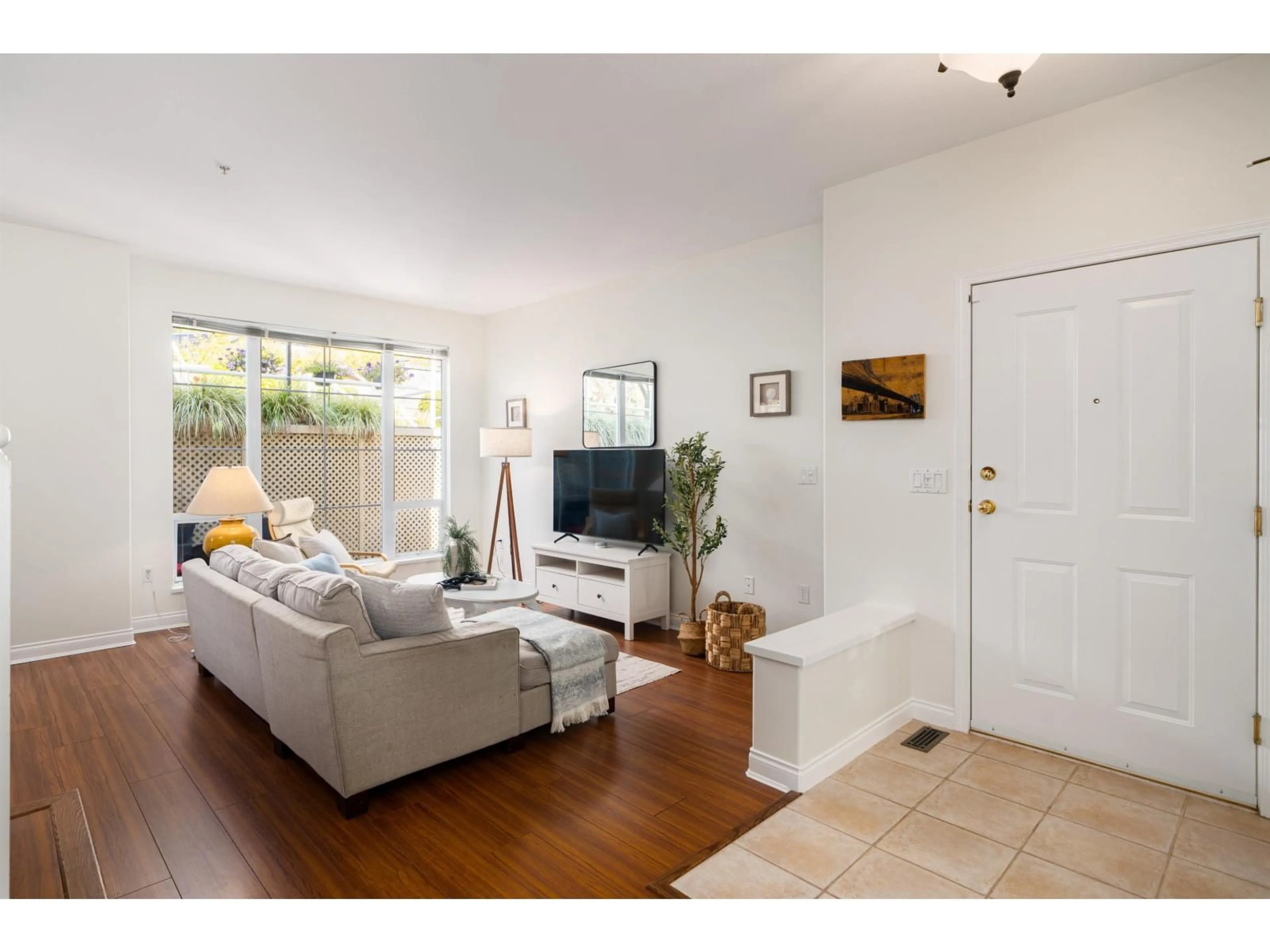 Living room with furniture, wood/laminate floor for 1159 VIDAL, White Rock British Columbia V4B3T4