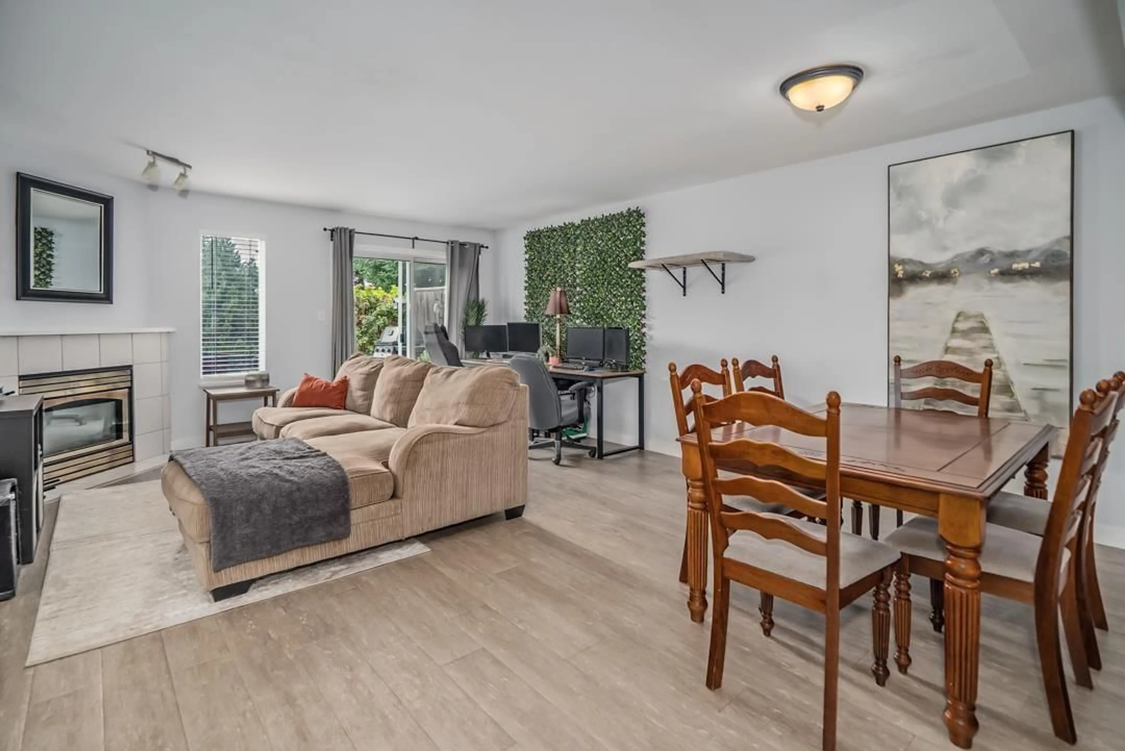 Living room with furniture, wood/laminate floor for 53 - 32361 MCRAE, Mission British Columbia V2V4X7