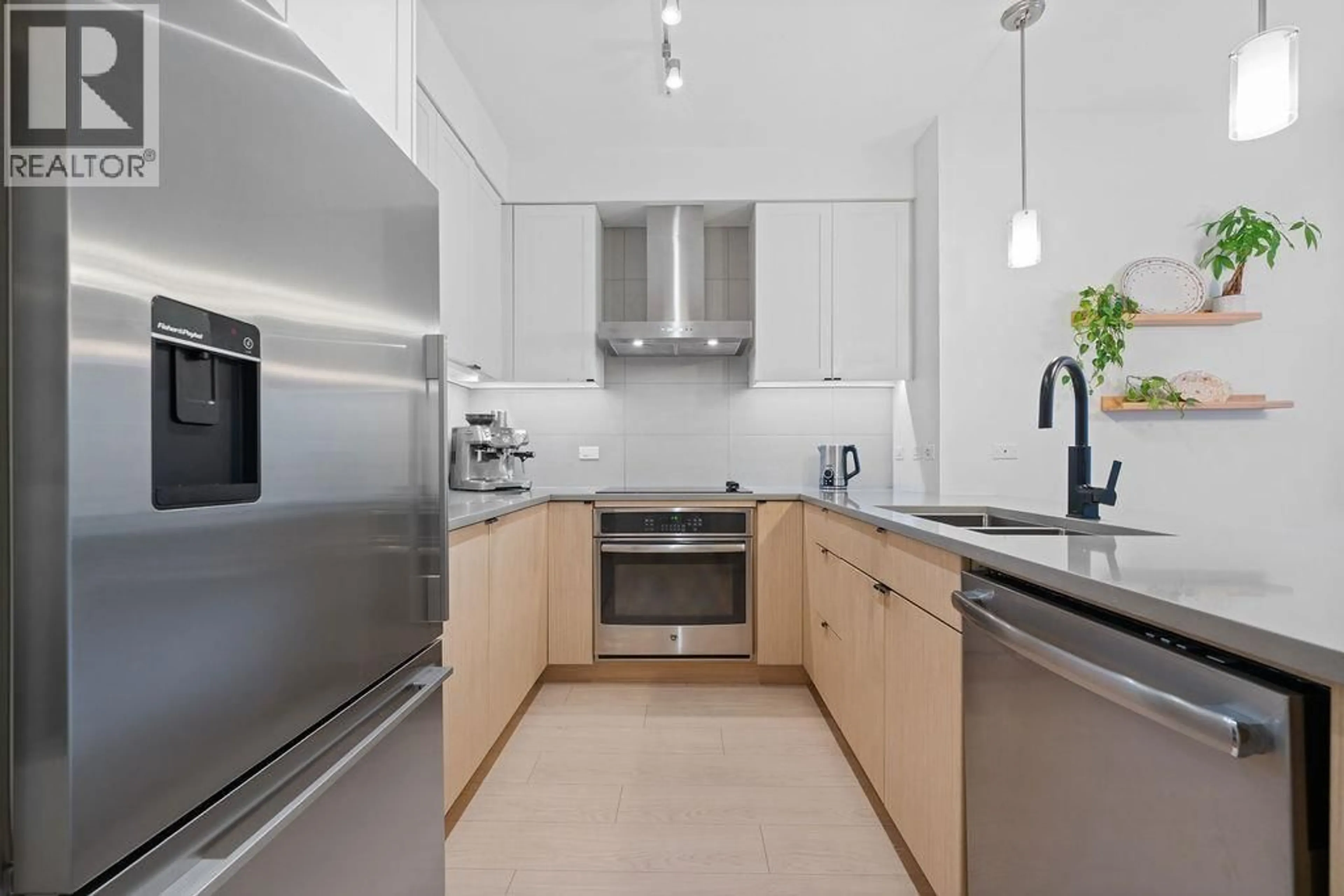 Contemporary kitchen, unknown for 303 - 3205 MOUNTAIN HIGHWAY, North Vancouver British Columbia V7K0A3