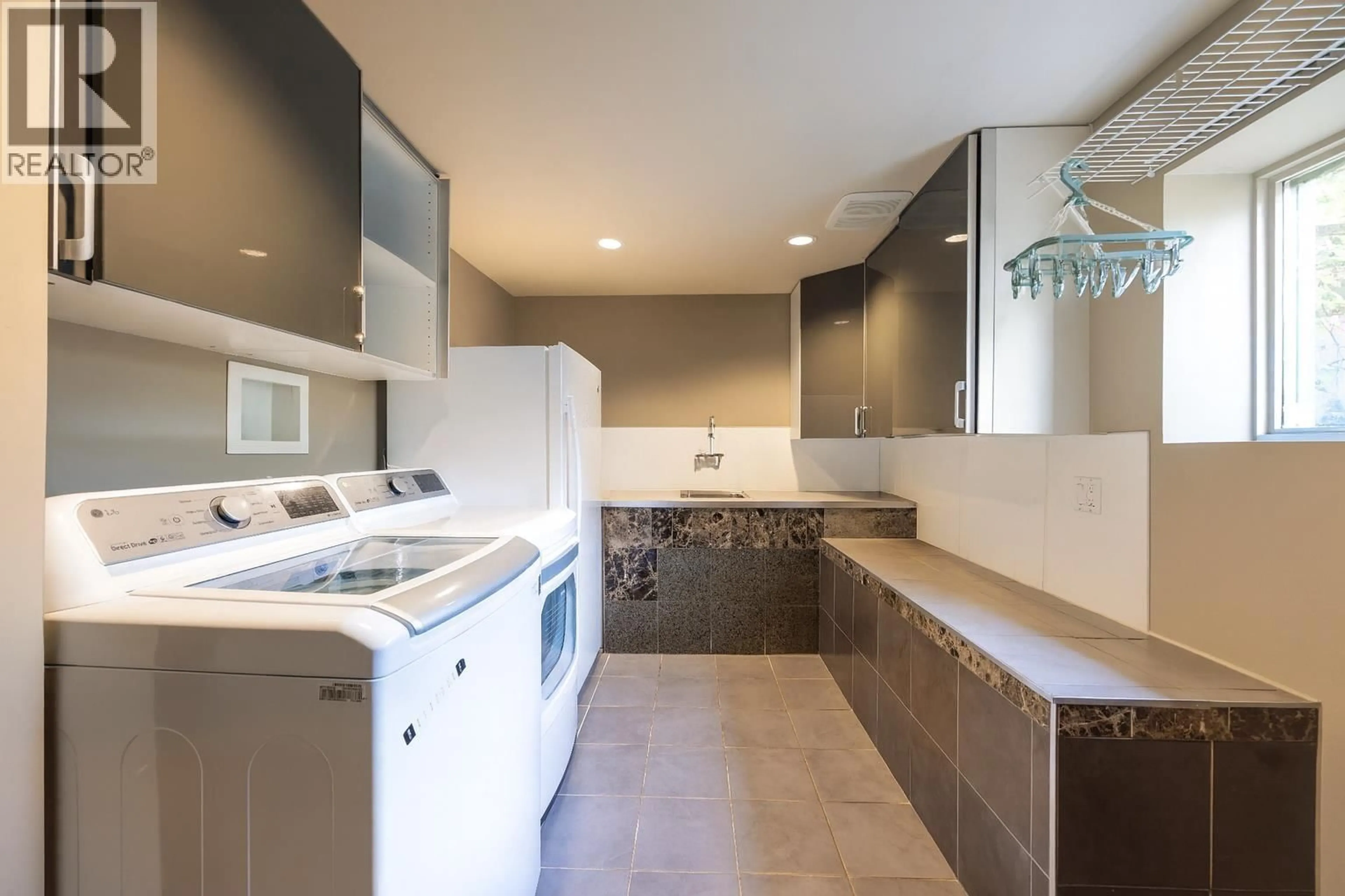 Kitchen with laundary machines, ceramic/tile floor for 873 BAYCREST DRIVE, North Vancouver British Columbia V7G1N7