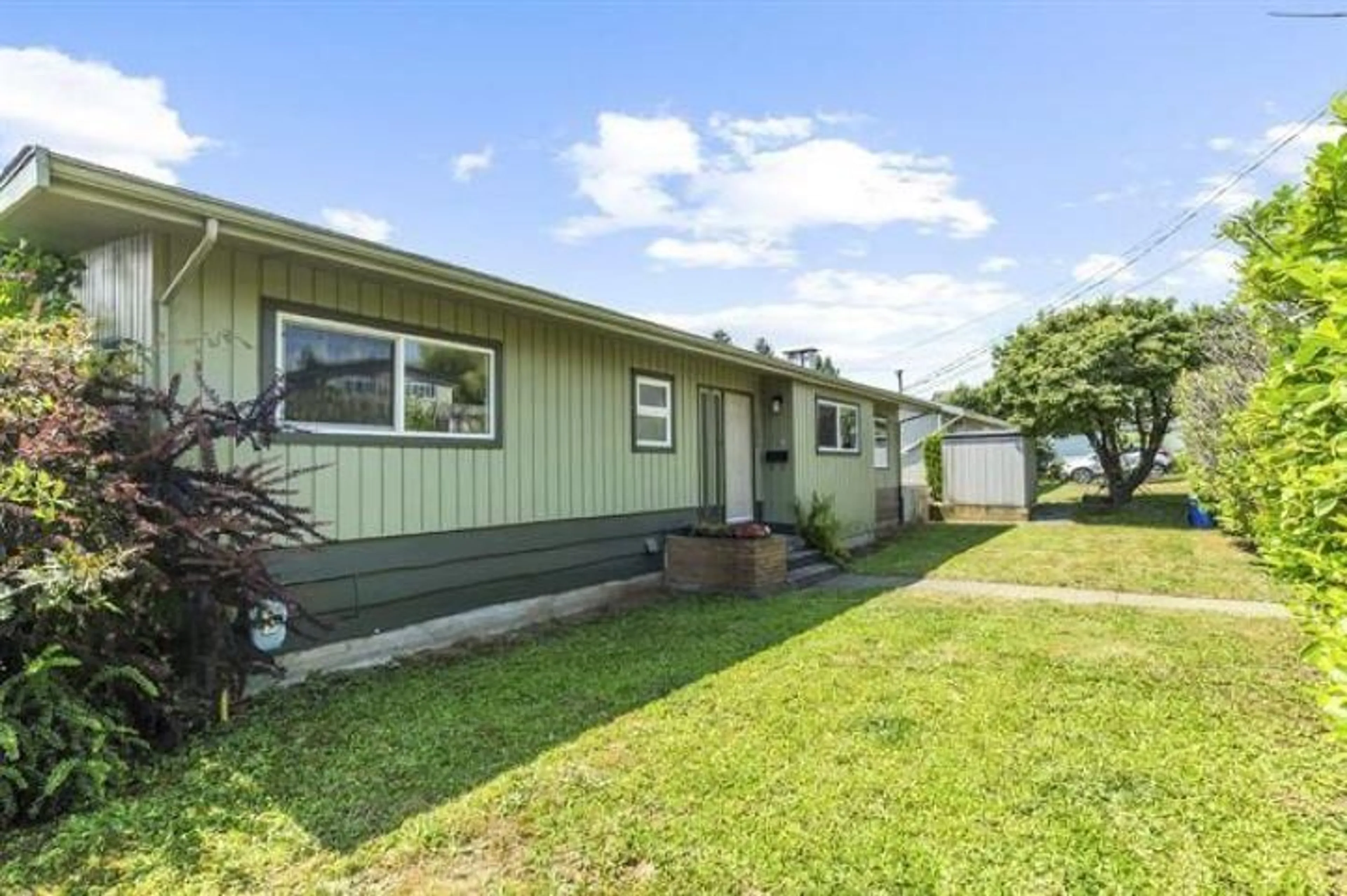 Home with vinyl exterior material, street for 33686 5A, Mission British Columbia V2V1X4