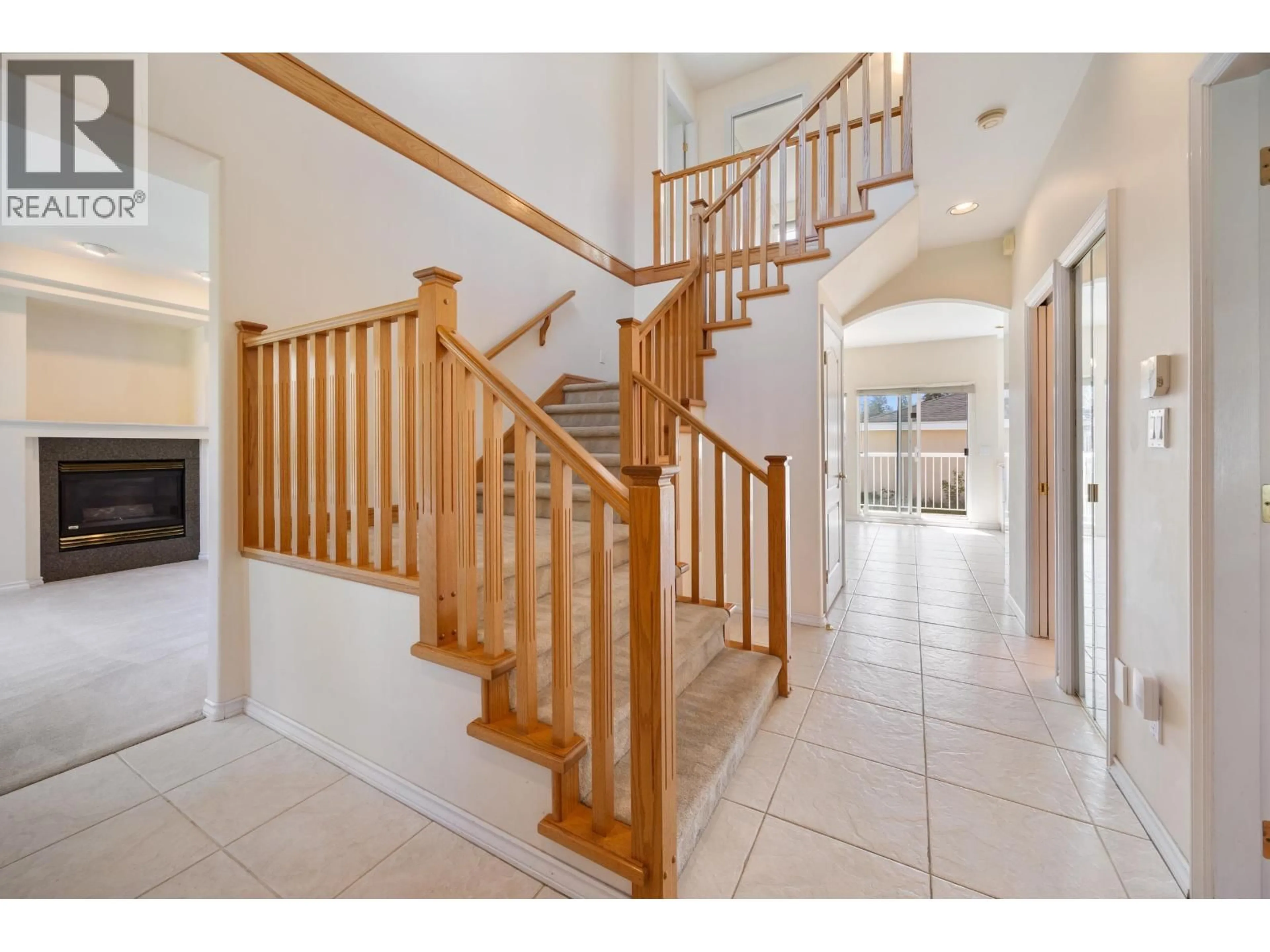 Indoor foyer for 4080 BRANDON STREET, Burnaby British Columbia V5G2P8
