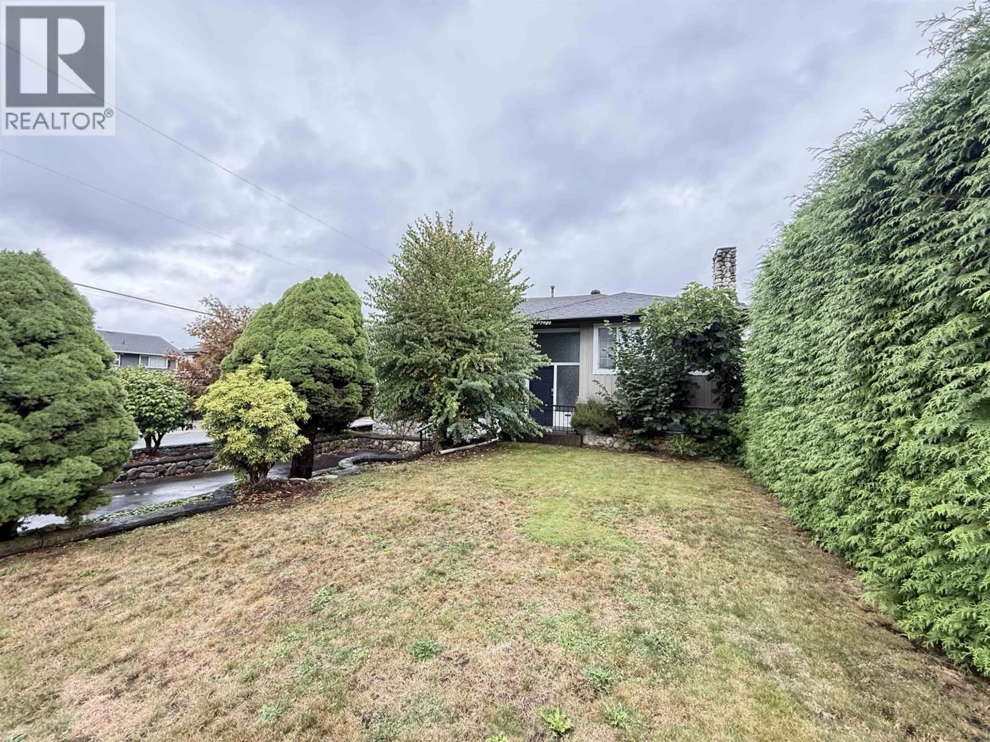 A pic from outside/outdoor area/front of a property/back of a property/a pic from drone, unknown for 6525 CARNEGIE STREET, Burnaby British Columbia V5B1Y2