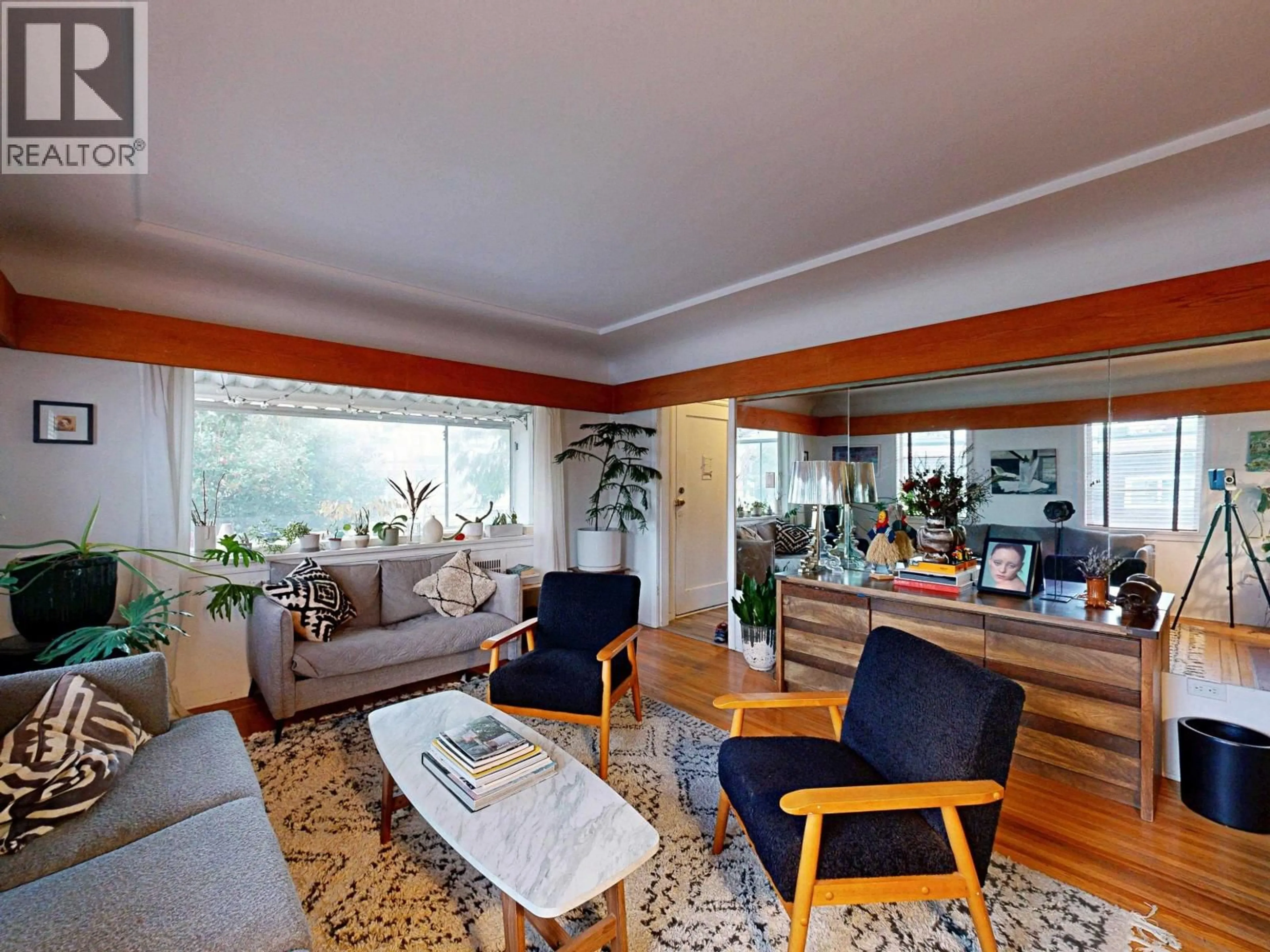 Living room with furniture, wood/laminate floor for 228 26TH AVENUE, Vancouver British Columbia V5V2H3