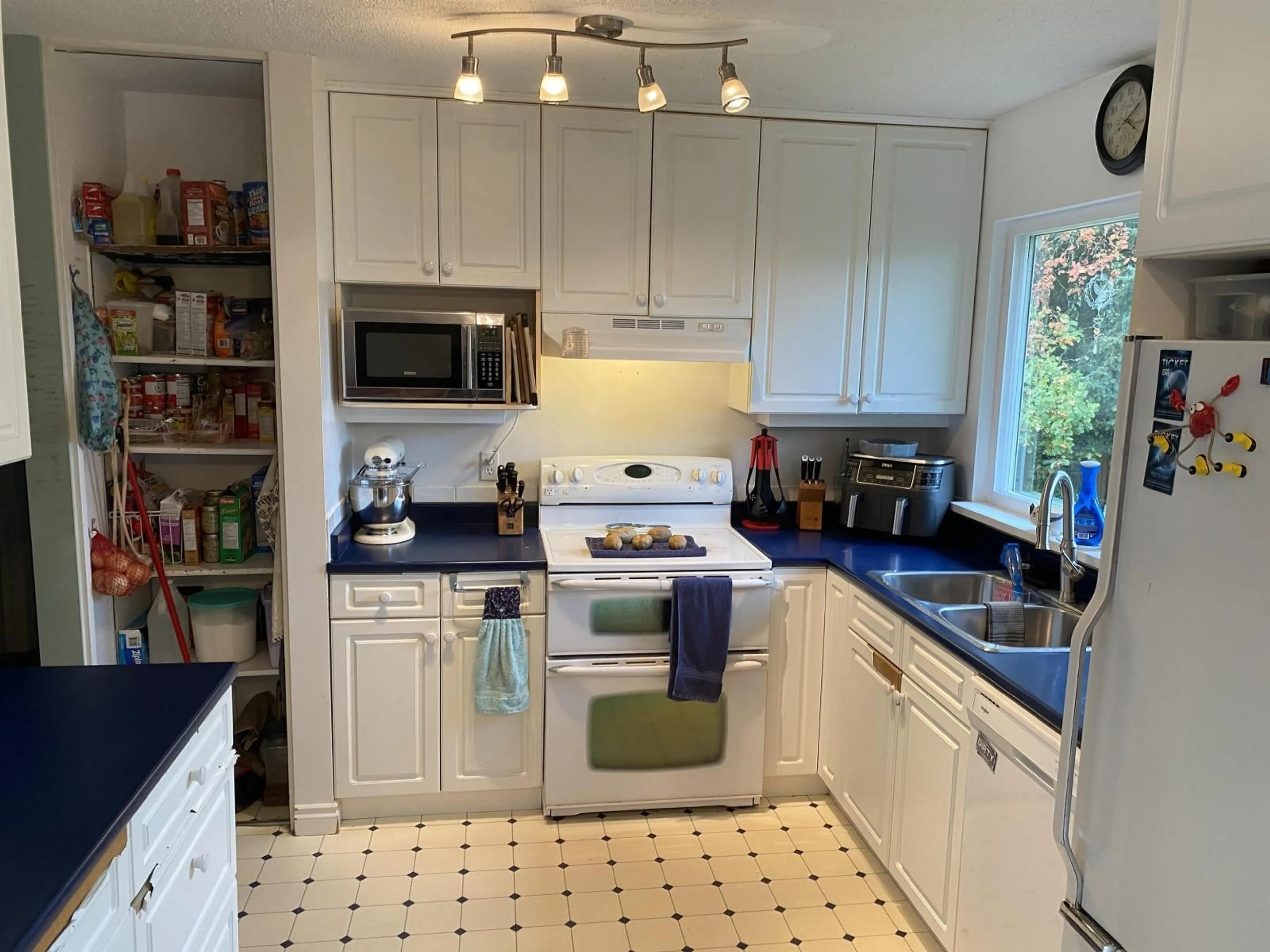 Standard kitchen, unknown for 8958 MITCHELL, Delta British Columbia V4C7H2