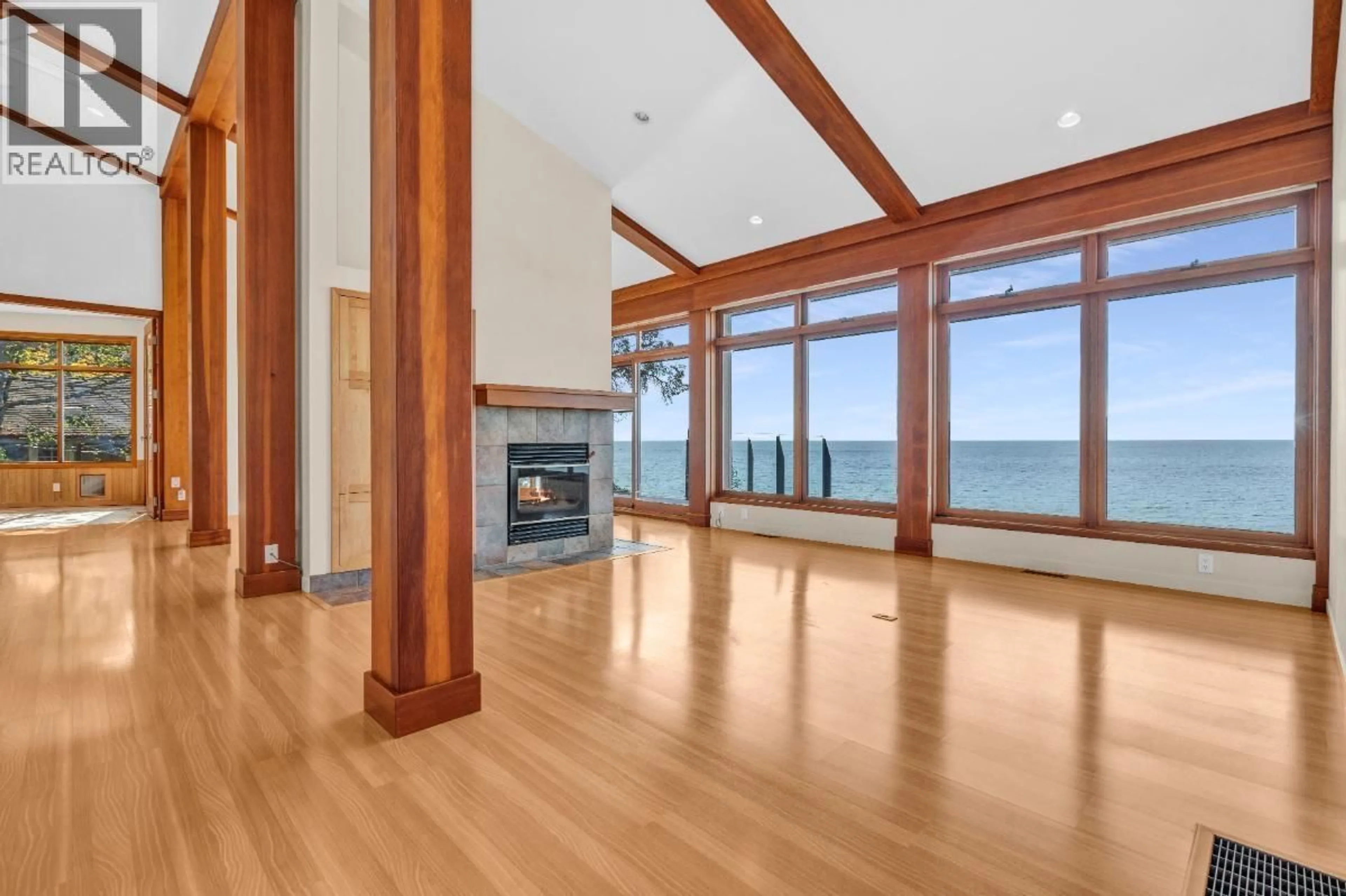 Indoor foyer for 4893 SUNSHINE COAST HIGHWAY, Sechelt British Columbia V7Z0B6