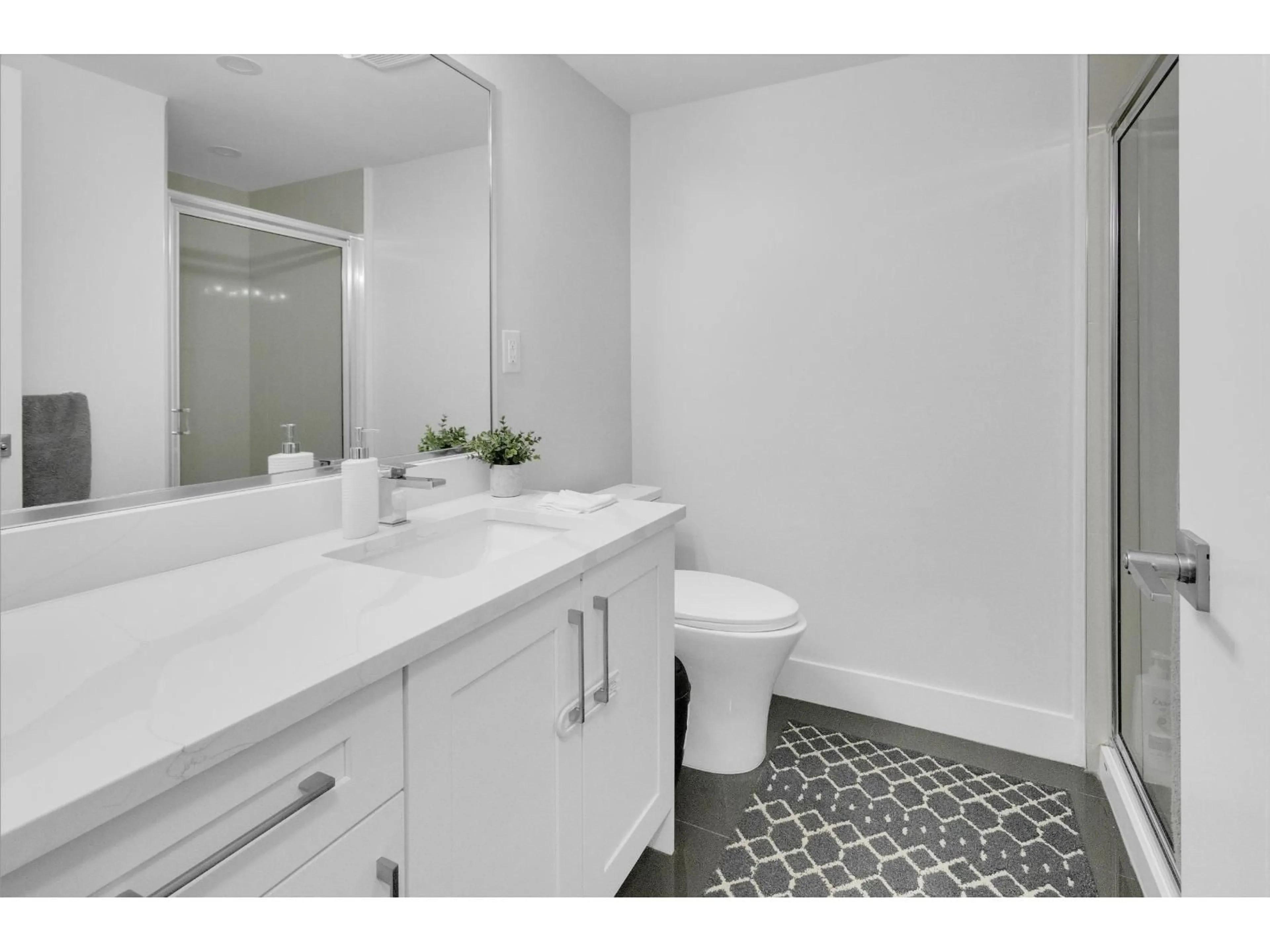 Standard bathroom, ceramic/tile floor for 22 - 19631 55A, Langley British Columbia V3A3X1