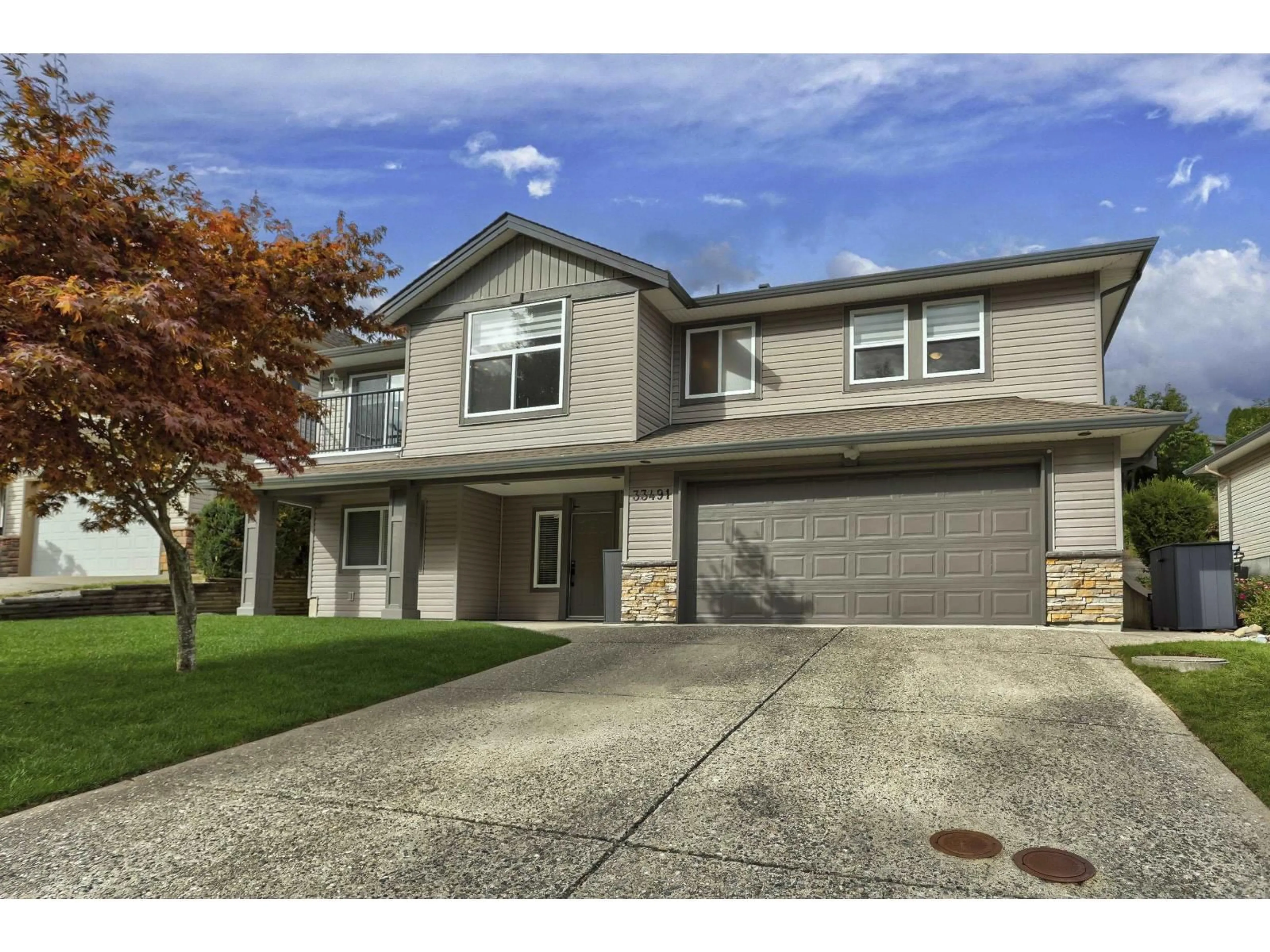 Home with vinyl exterior material, street for 33491 11TH, Mission British Columbia V2V6Z5
