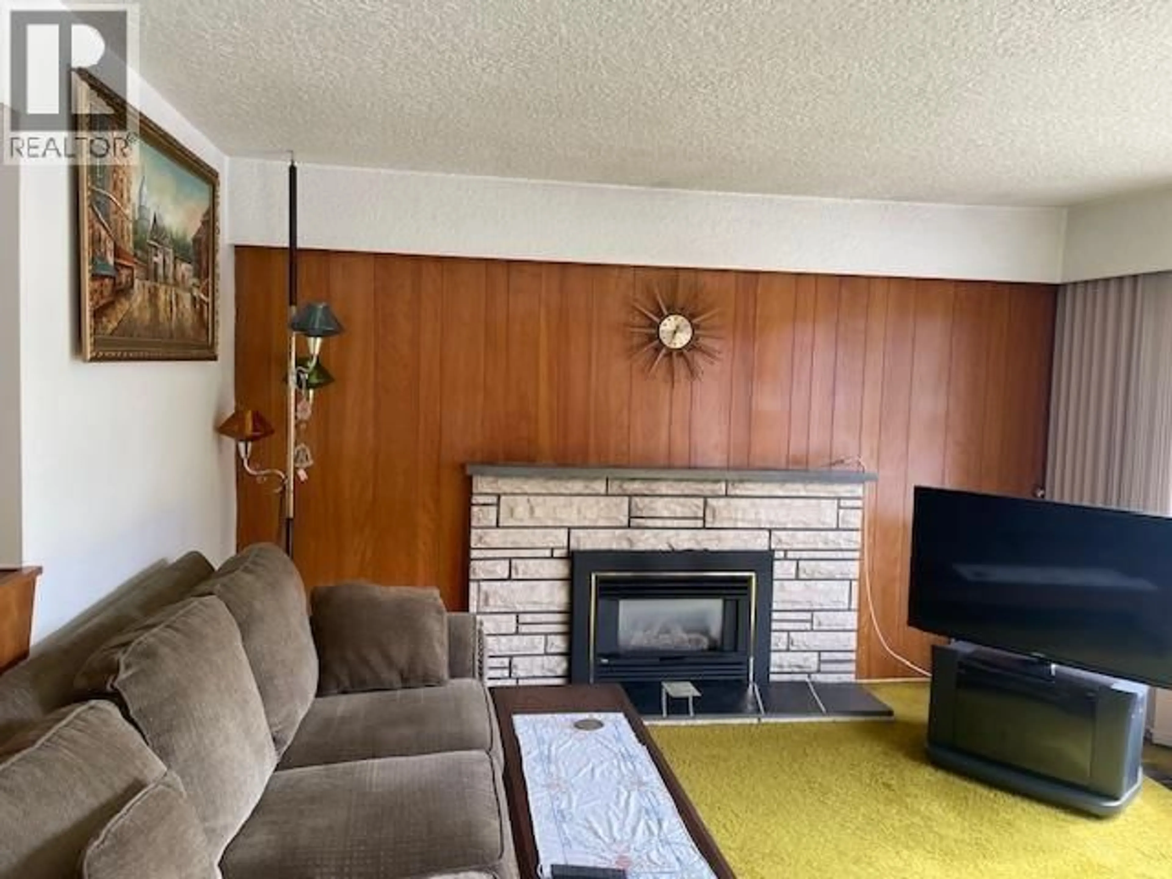 Living room with furniture, wood/laminate floor for 4563 EARLES STREET, Vancouver British Columbia V5R3R1