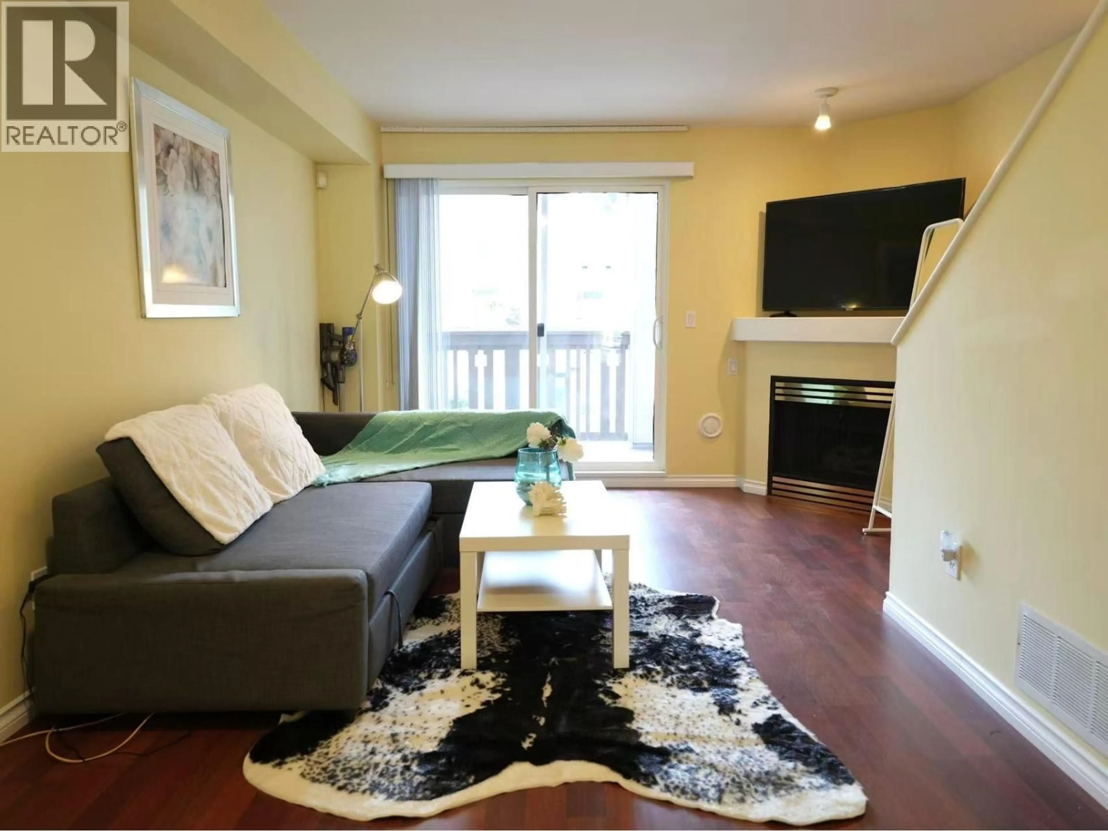 Living room with furniture, wood/laminate floor for 2 - 7100 LYNNWOOD DRIVE, Richmond British Columbia V7C5S8
