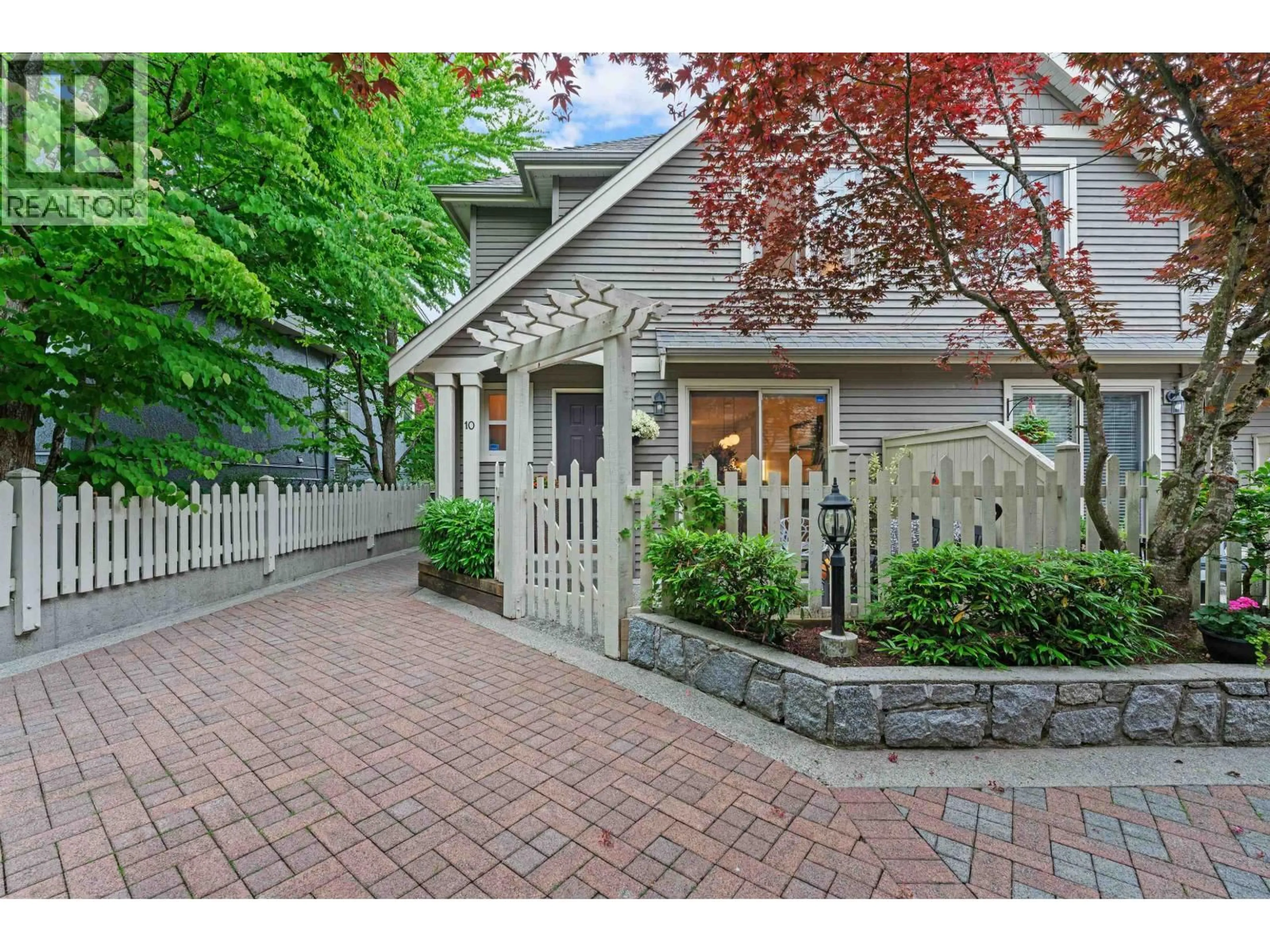 Unknown for 10 - 222 5TH STREET, North Vancouver British Columbia V7L1L7