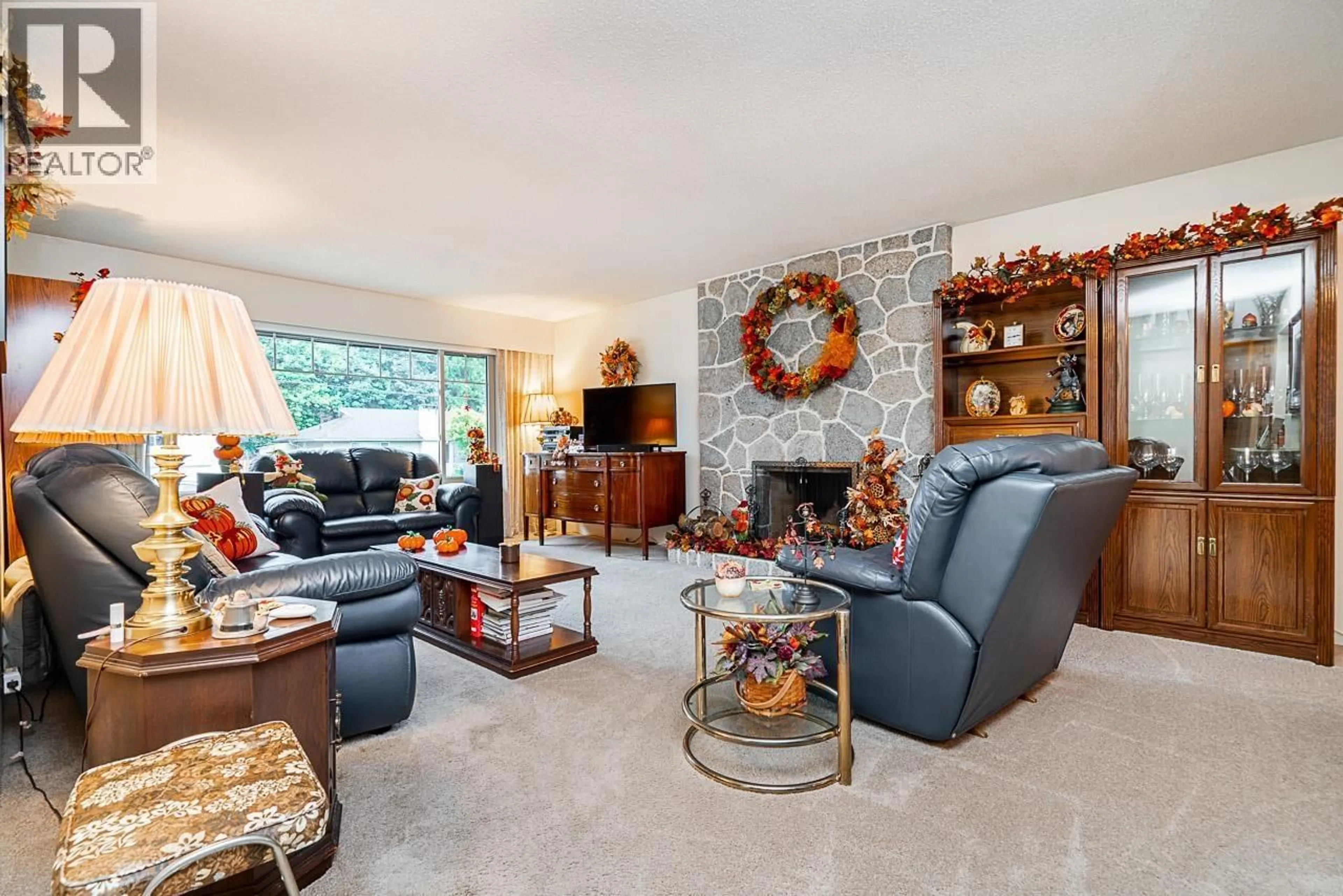 Living room with furniture, ceramic/tile floor for 11753 218 STREET, Maple Ridge British Columbia V2X5M2
