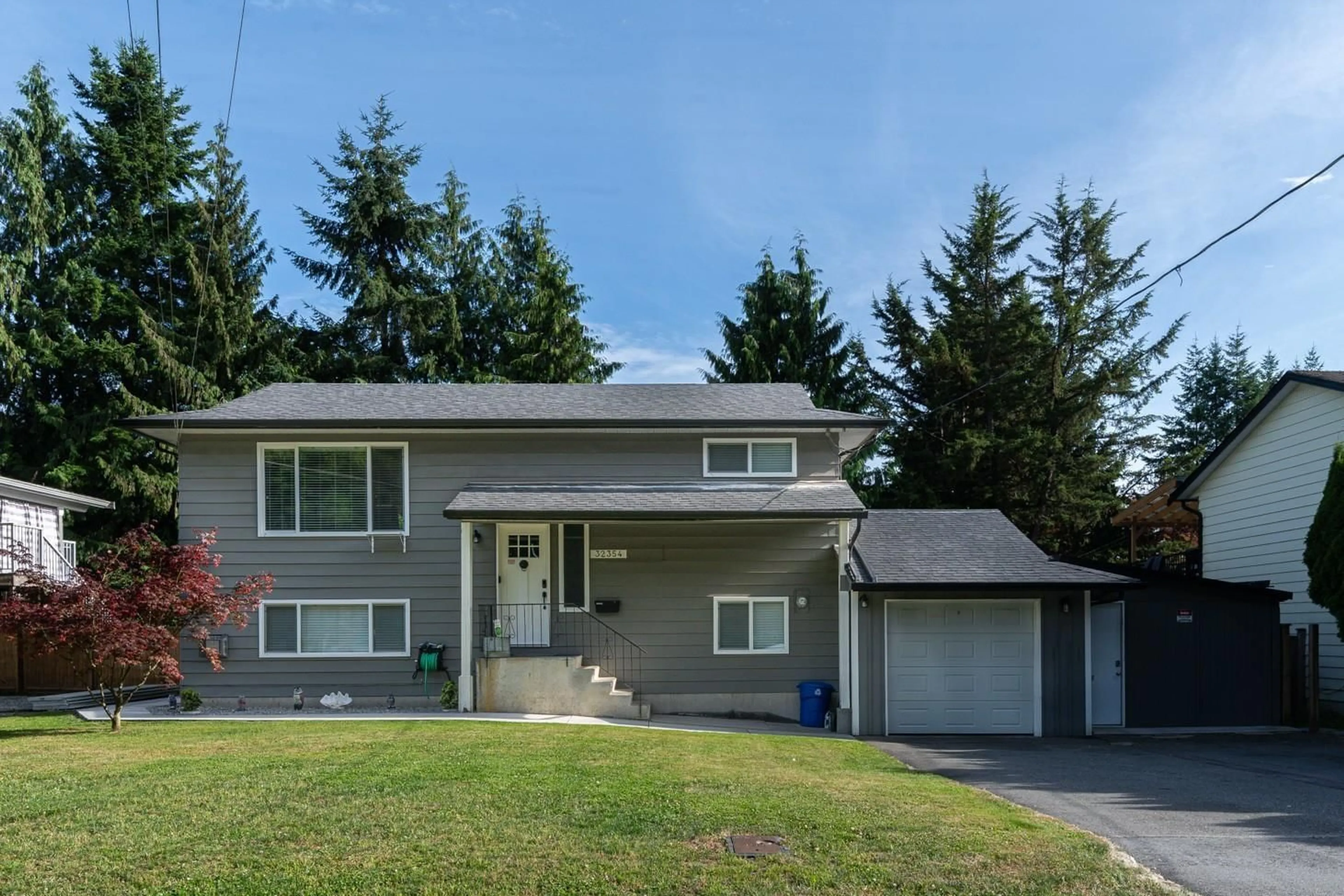 Home with vinyl exterior material, street for 32354 14TH, Mission British Columbia V2V2N7
