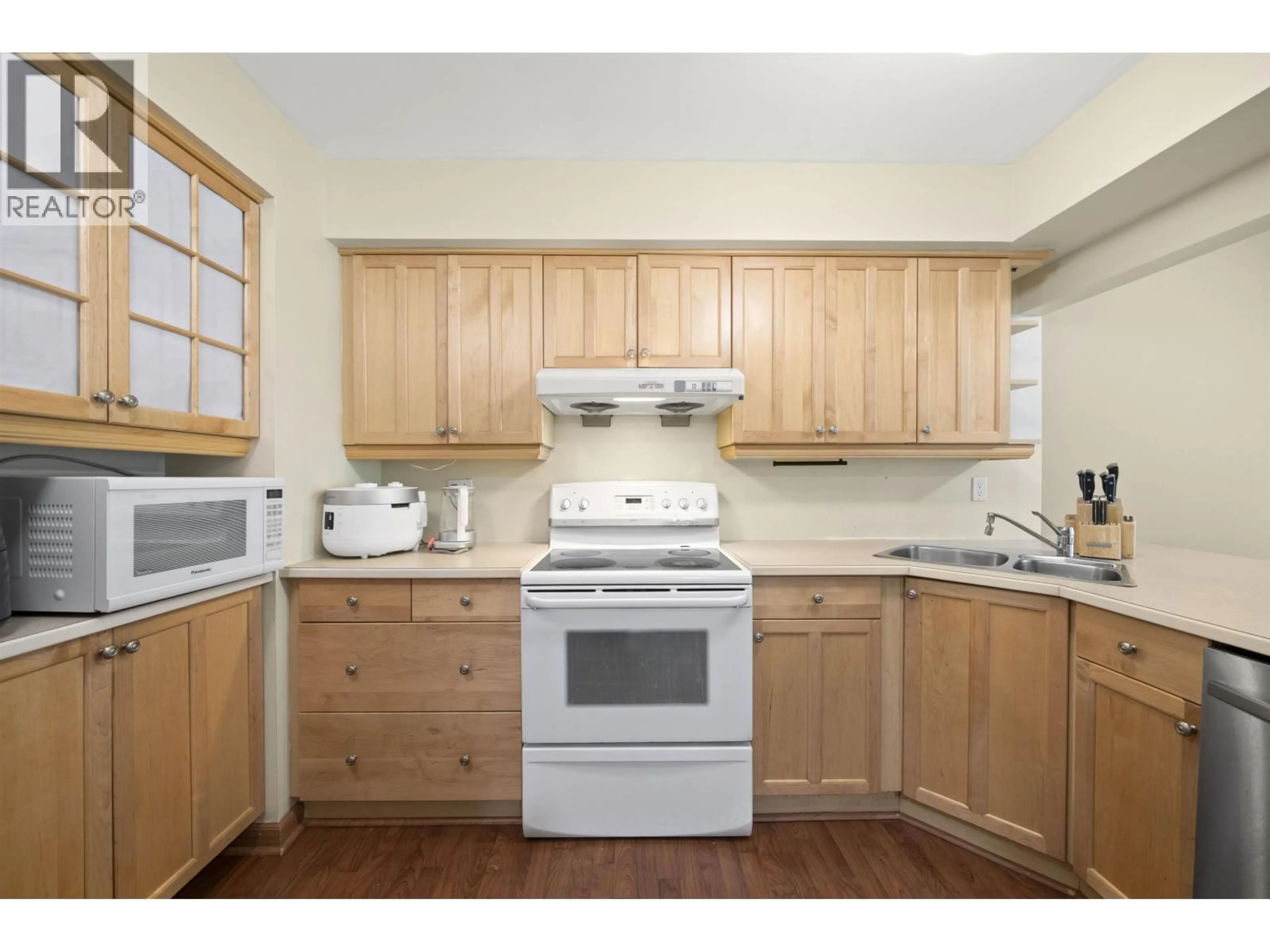 Standard kitchen, wood/laminate floor for 1936 GOLETA DRIVE, Burnaby British Columbia V5A1P6