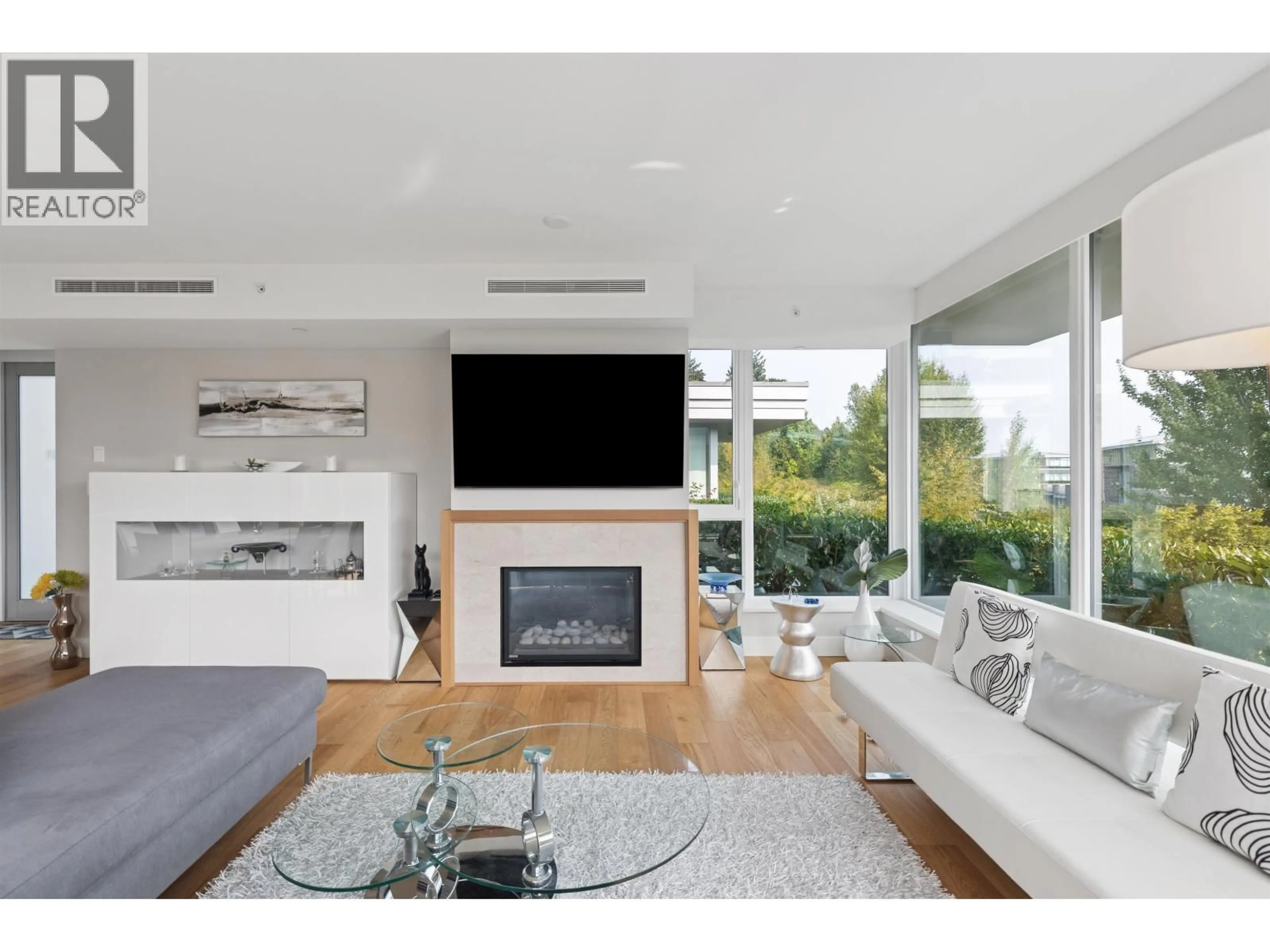 Living room with furniture, unknown for 201 - 908 KEITH ROAD, West Vancouver British Columbia V7T1M3