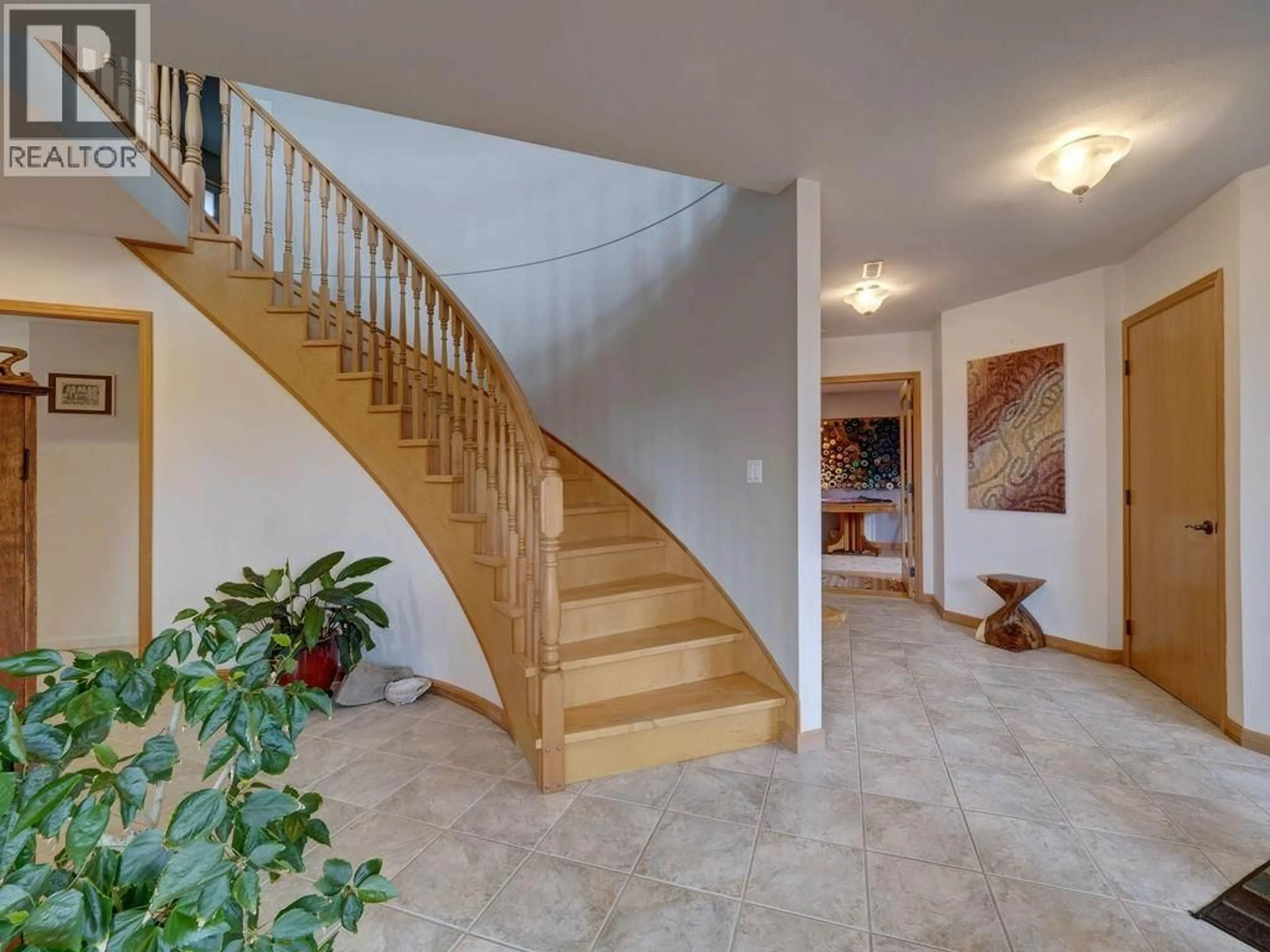 Indoor foyer for 806 OCEANMOUNT BOULEVARD, Gibsons British Columbia V0N1V8
